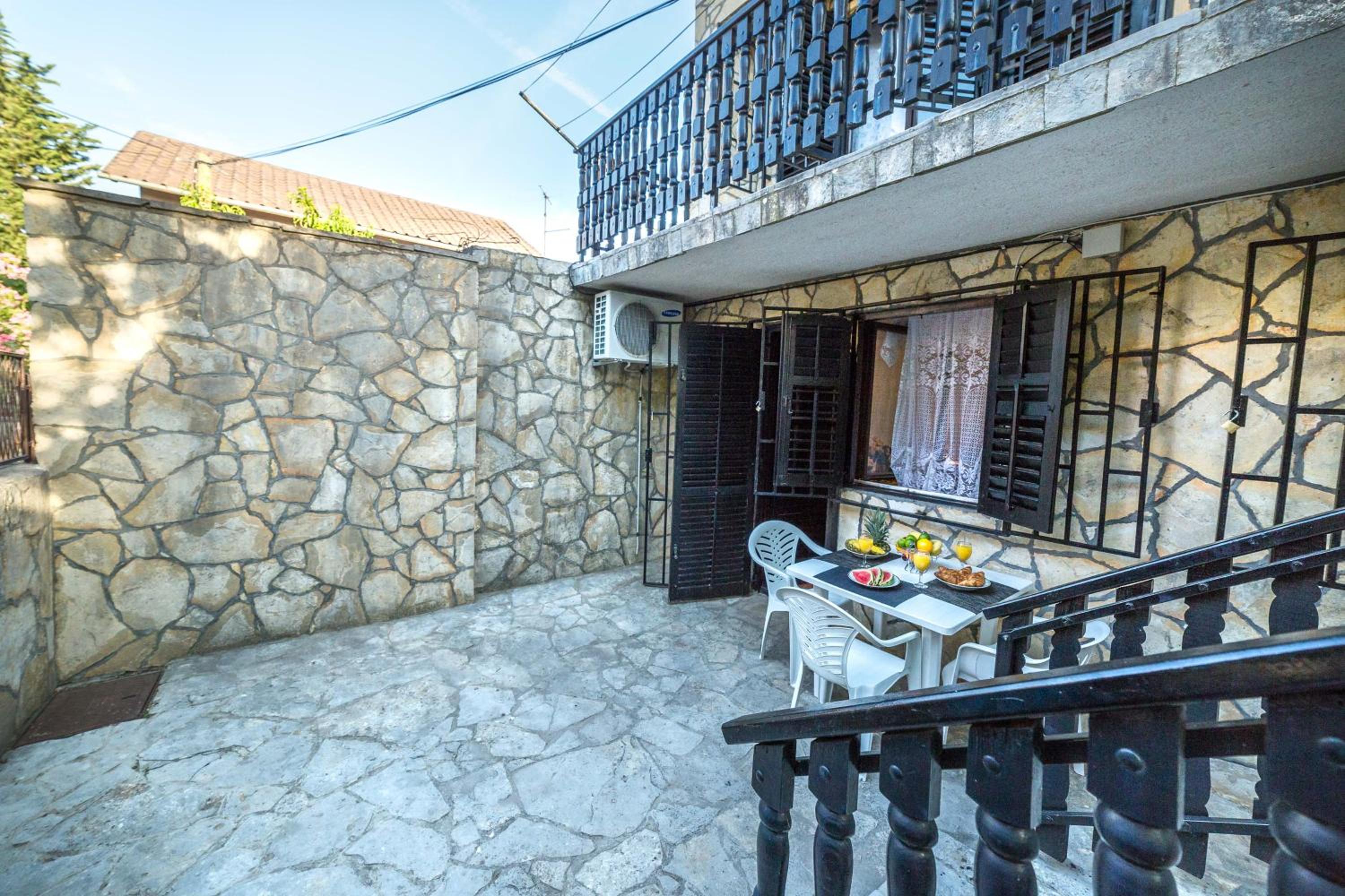 Apartment with Terrace - Photo 12