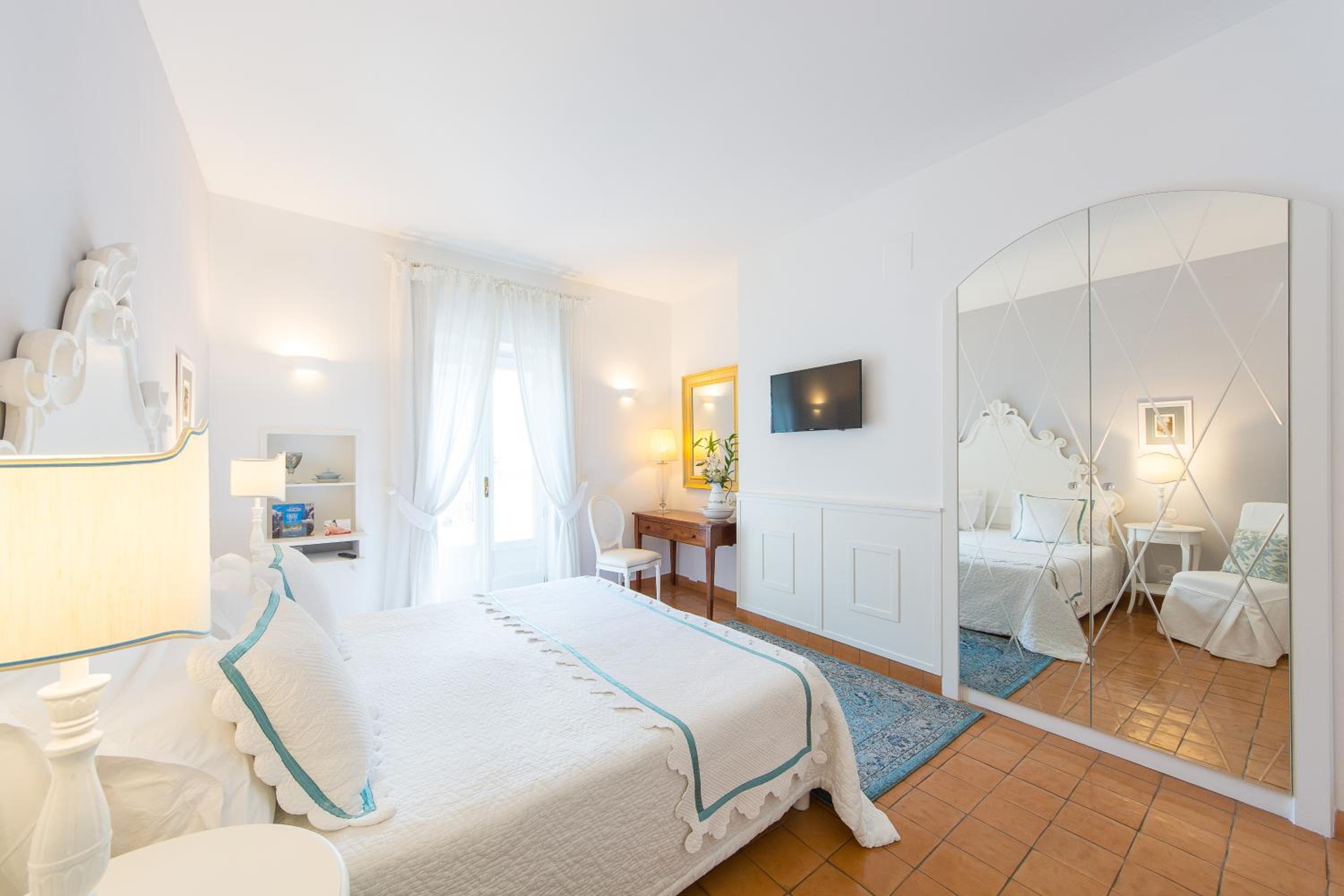 Superior Double or Twin Room with Balcony - Photo 9
