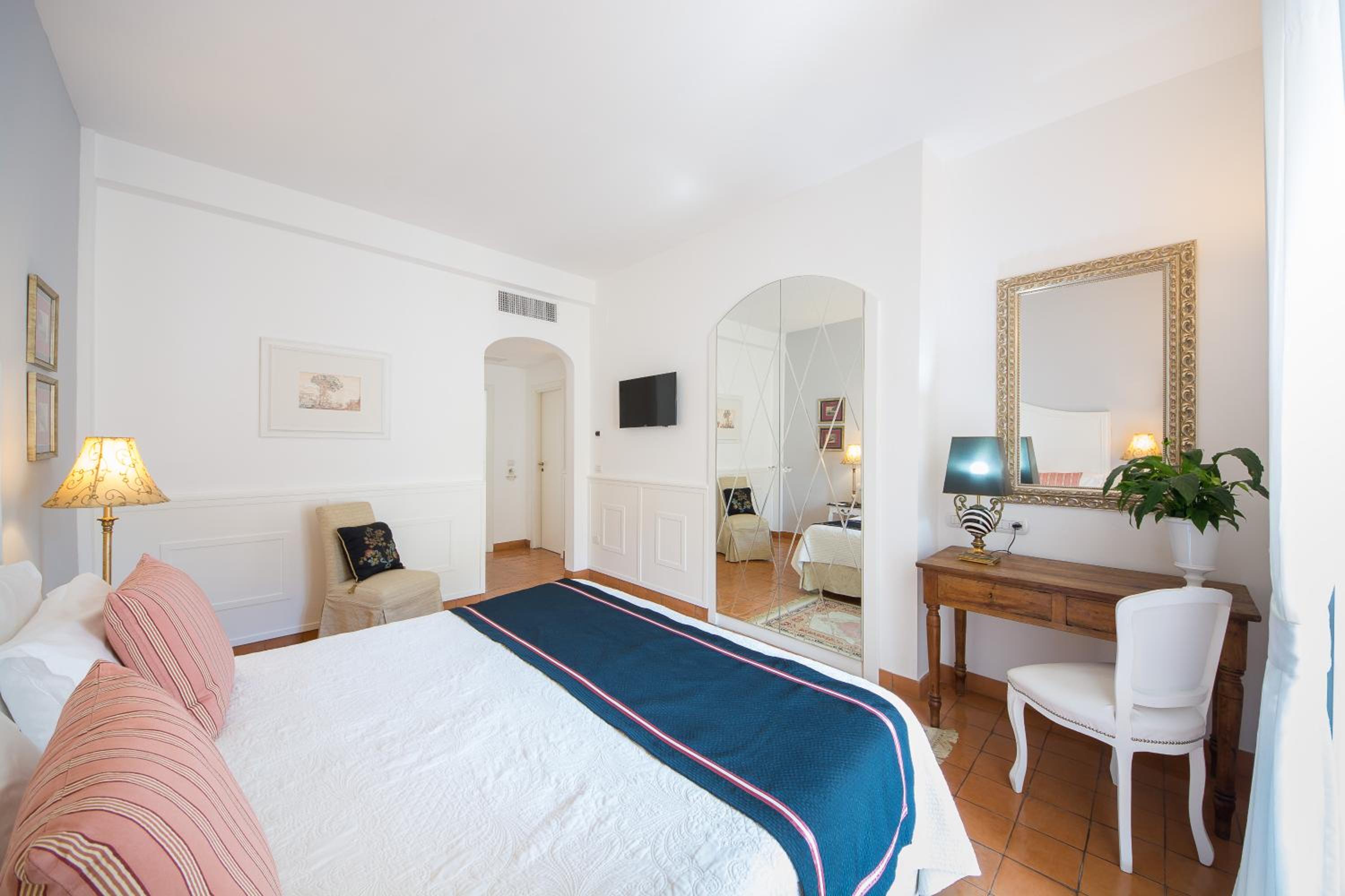 Superior Double or Twin Room with Balcony - Photo 8
