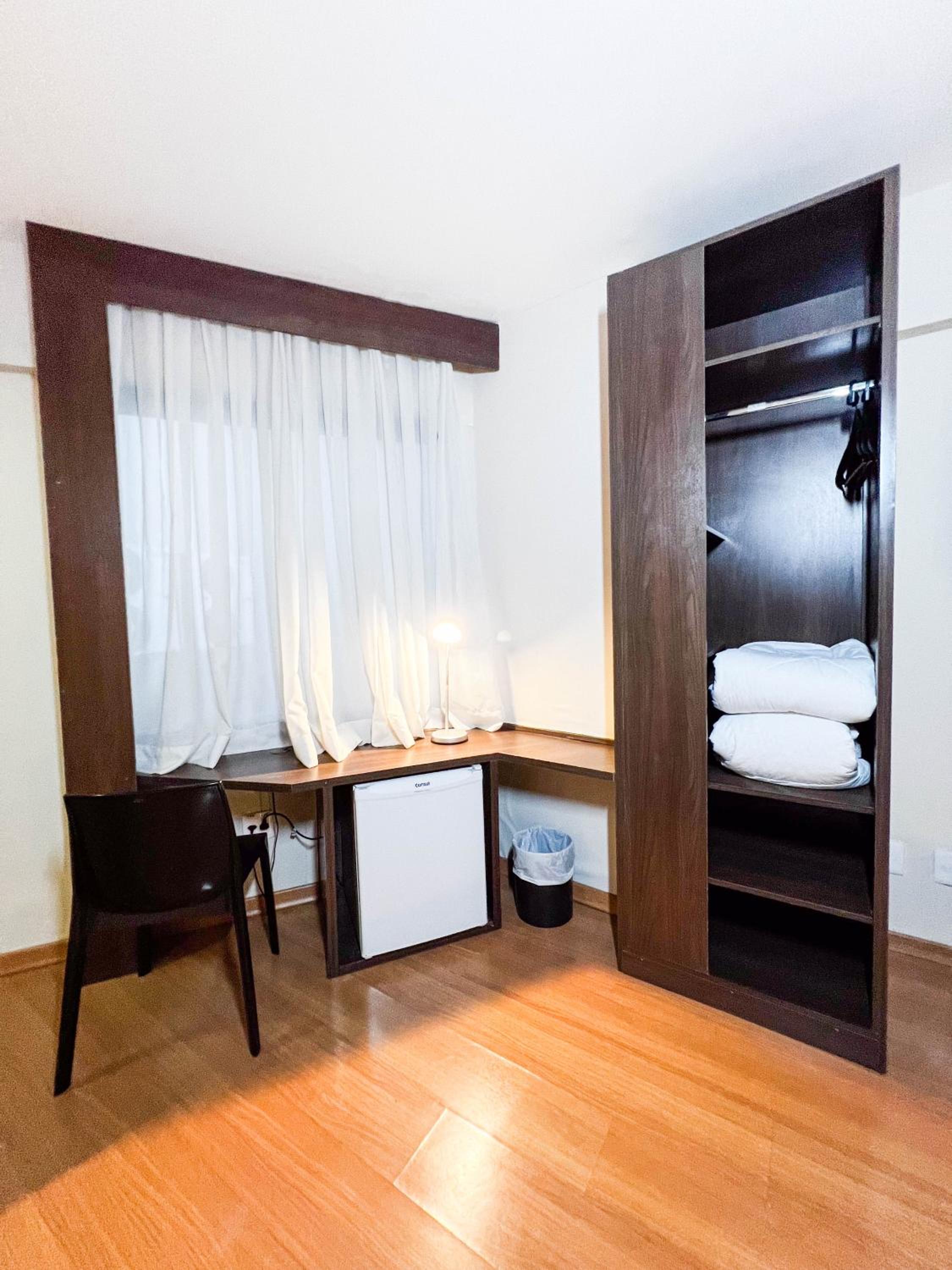 Budget Twin Room thumbnail 5