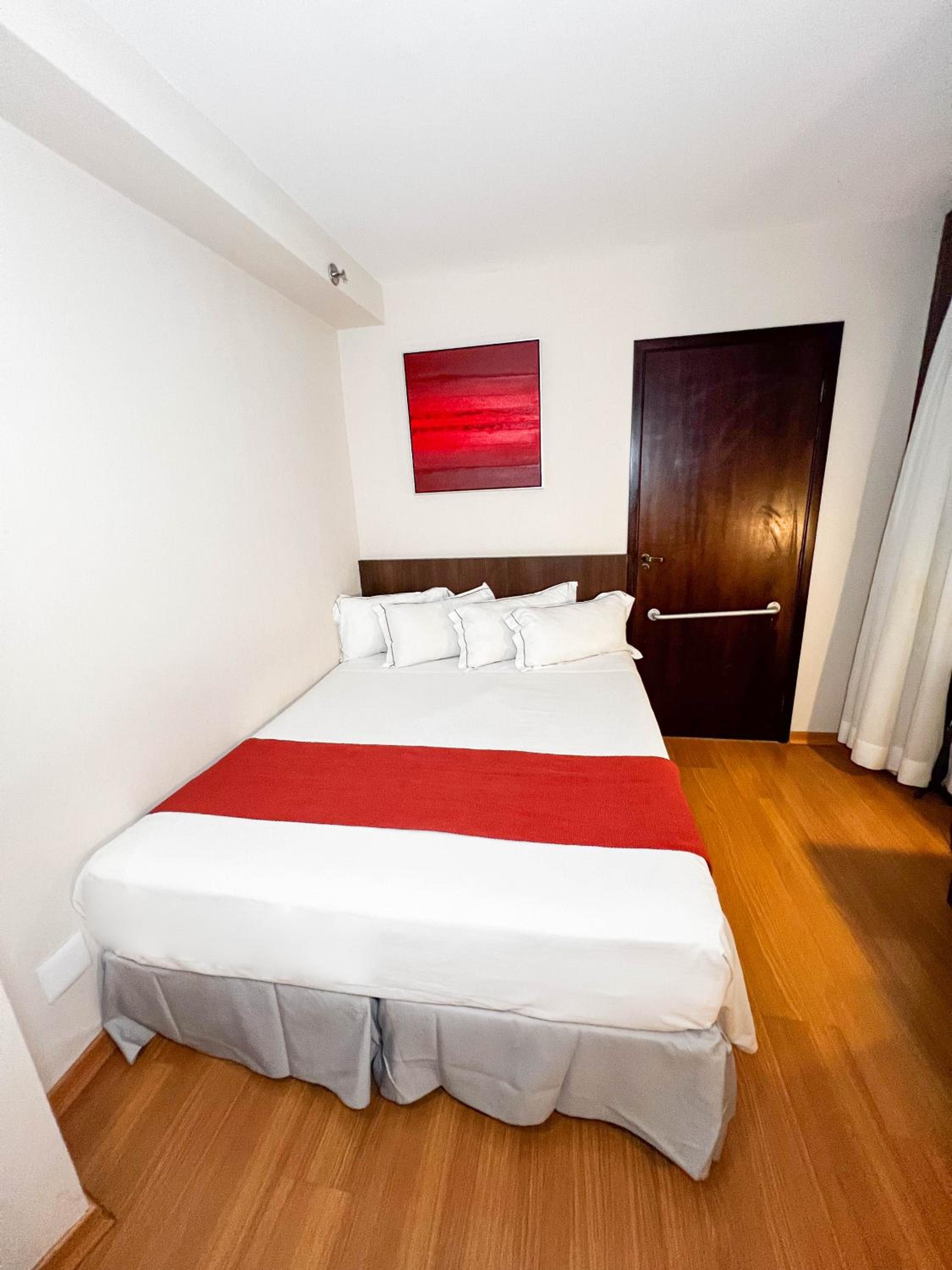Queen Room with Two Queen Beds - Disability Access thumbnail 6