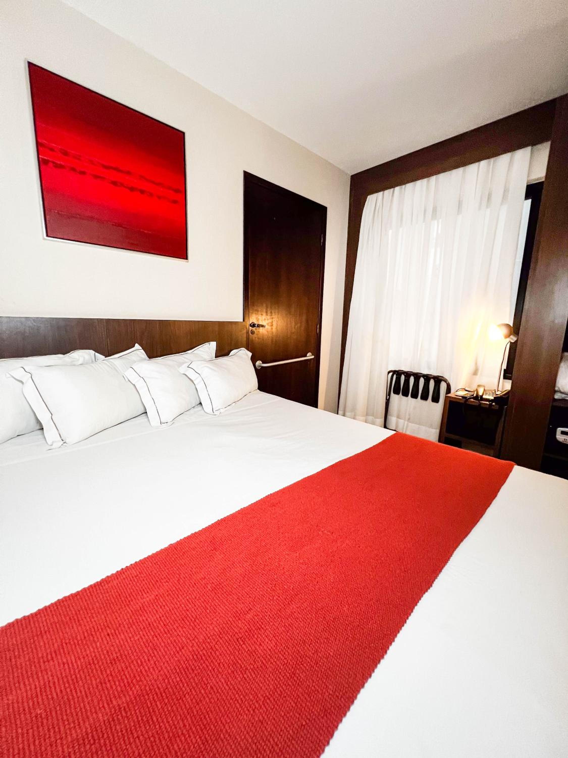 Queen Room with Two Queen Beds - Disability Access thumbnail 5