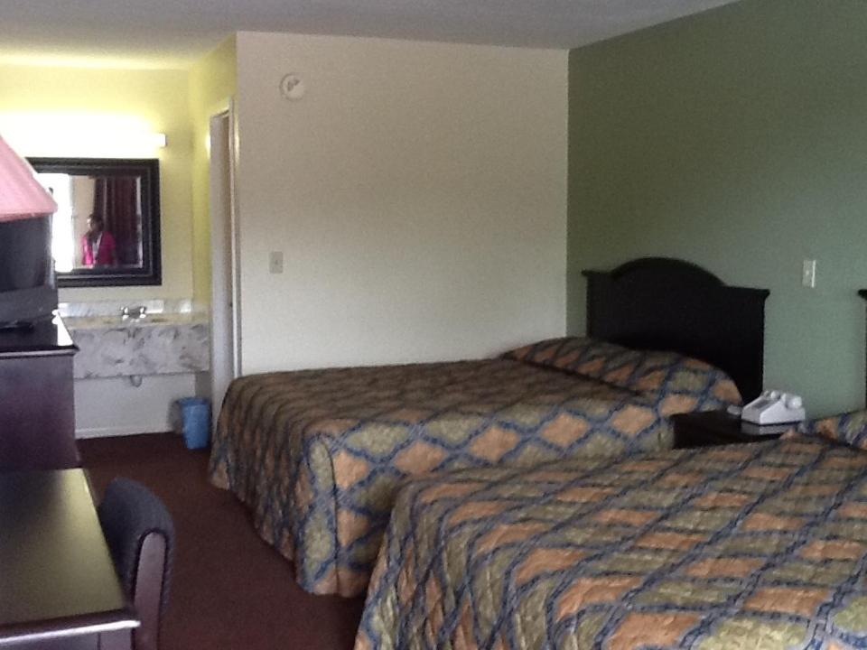Queen Room with Two Queen Beds - Smoking photo 2