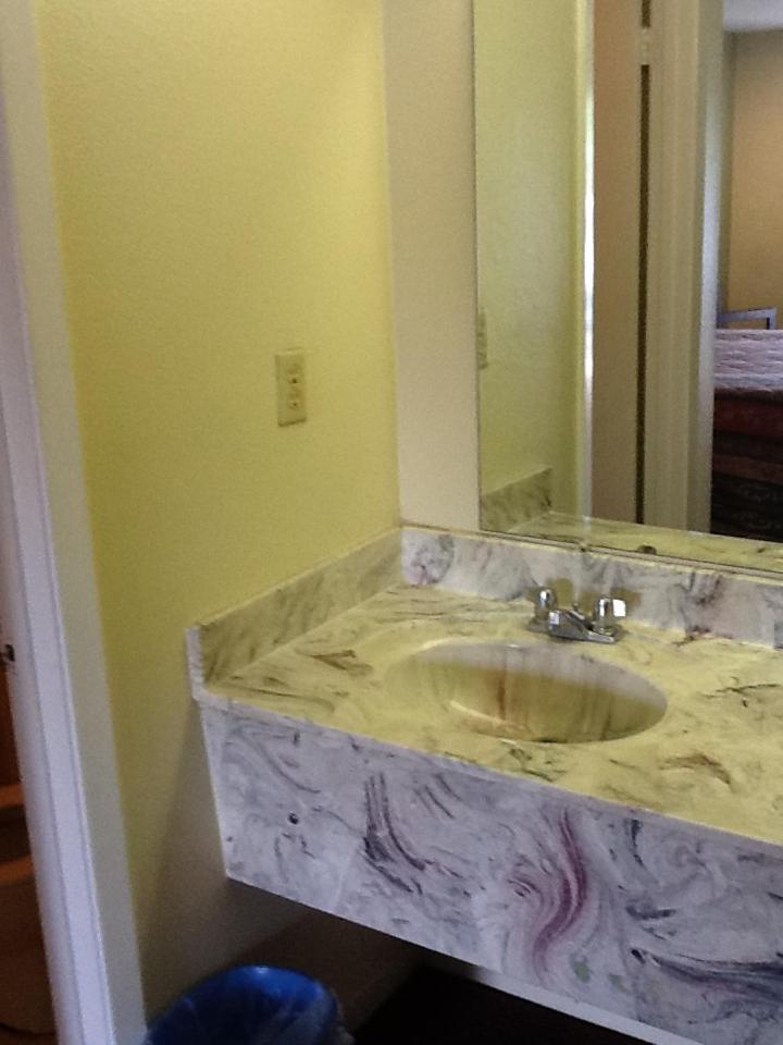 Queen Room with Two Queen Beds - Non-Smoking photo 2
