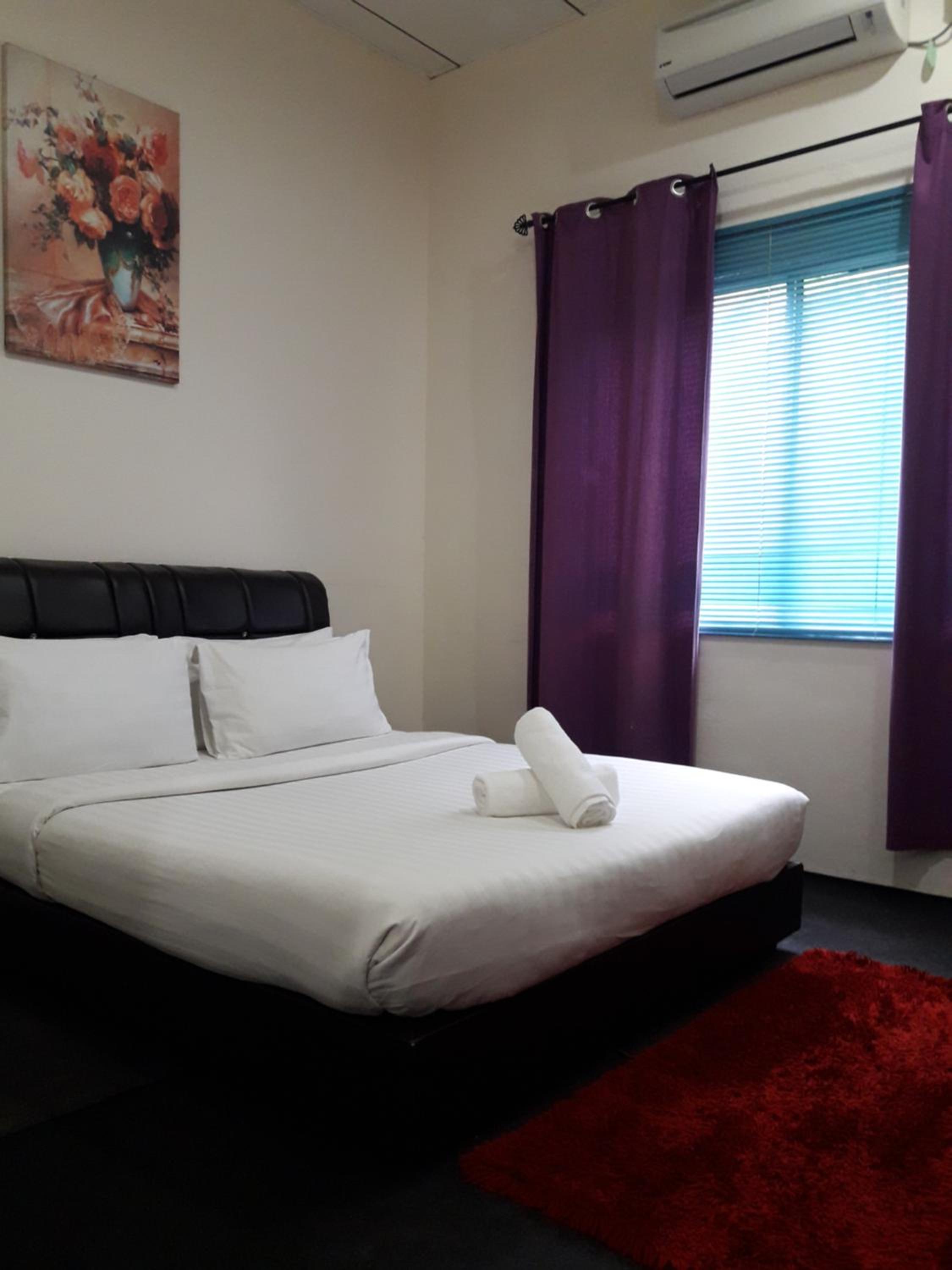 Three-Bedroom House photo 2