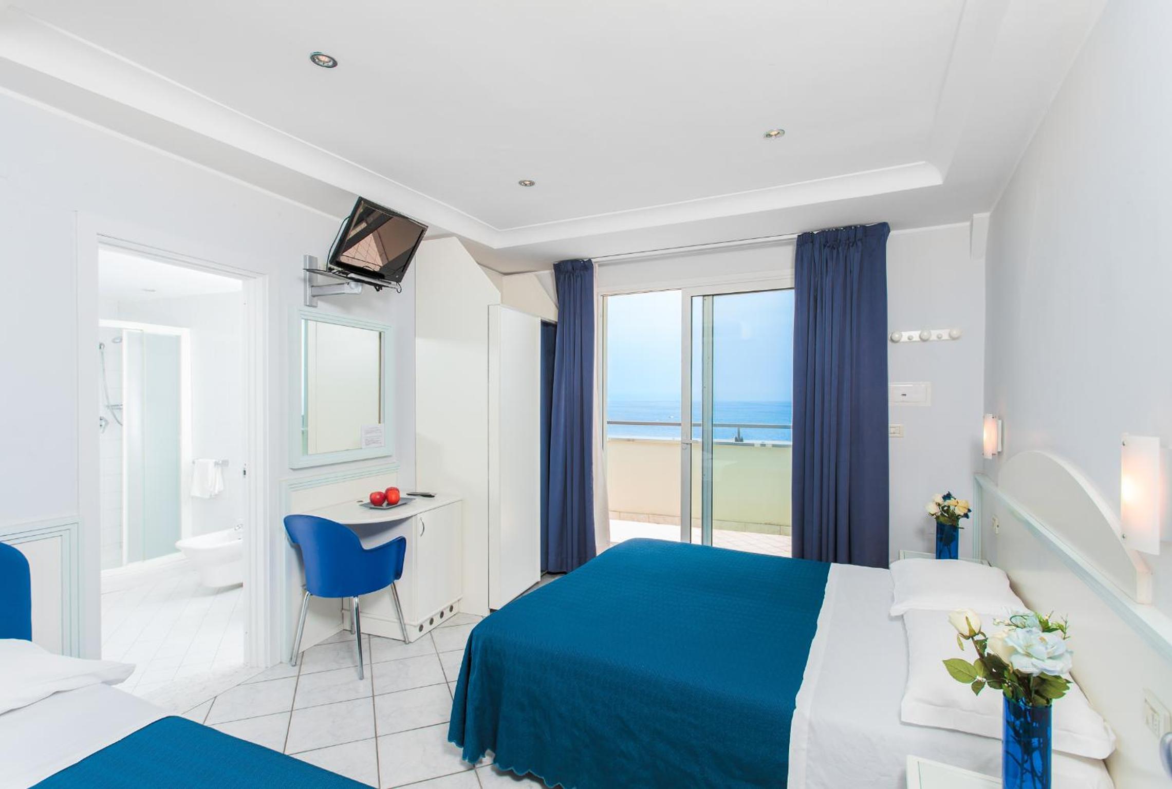 Quadruple Room with Terrace photo 2