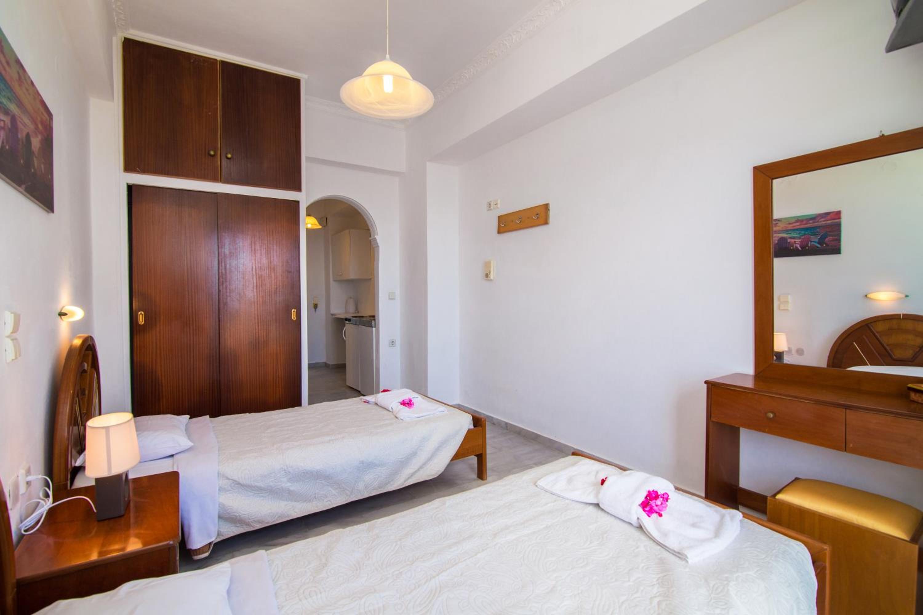 Studio (2 Adults) - Photo 1