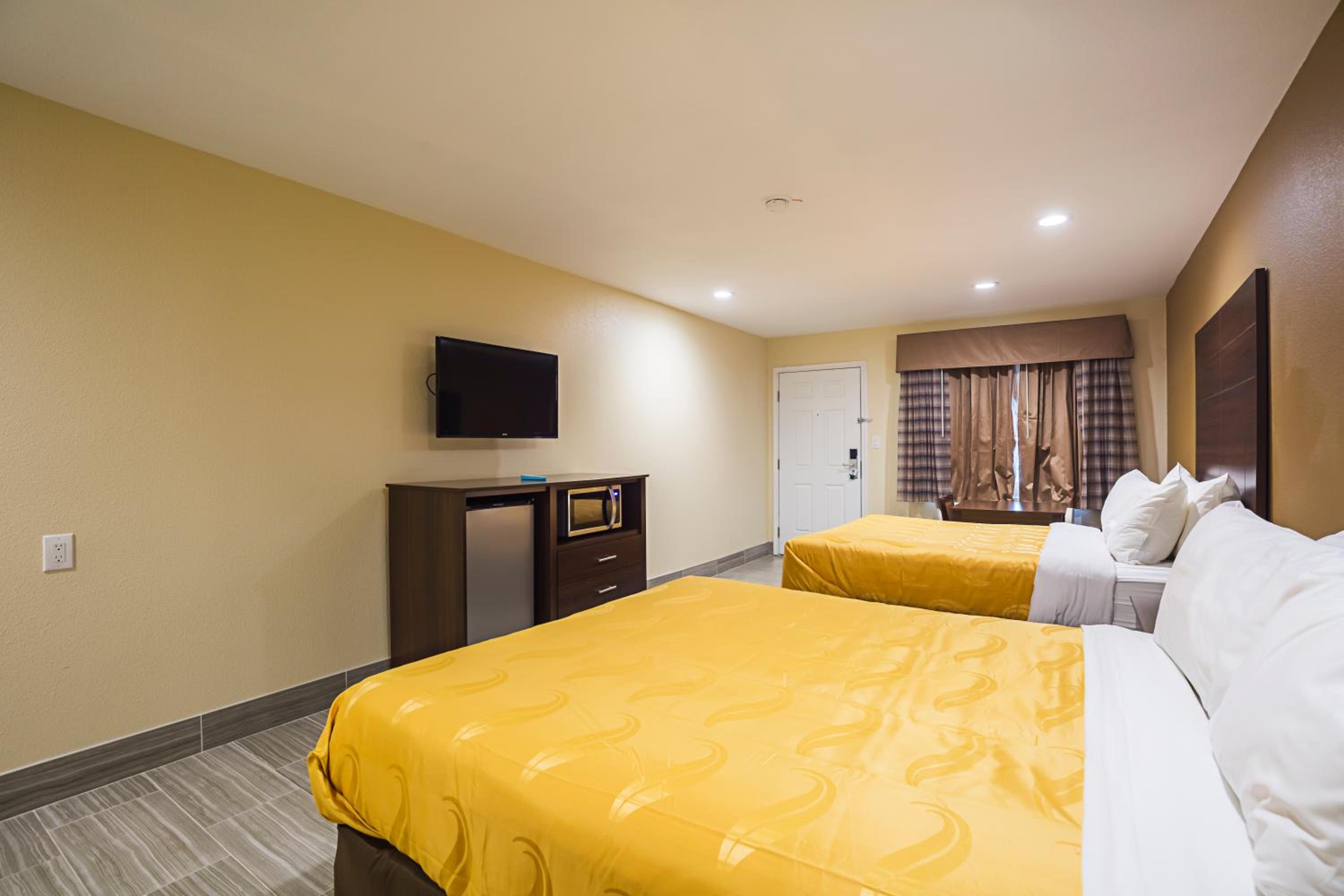 Queen Room with Two Queen Beds - Non-Smoking - Photo 7