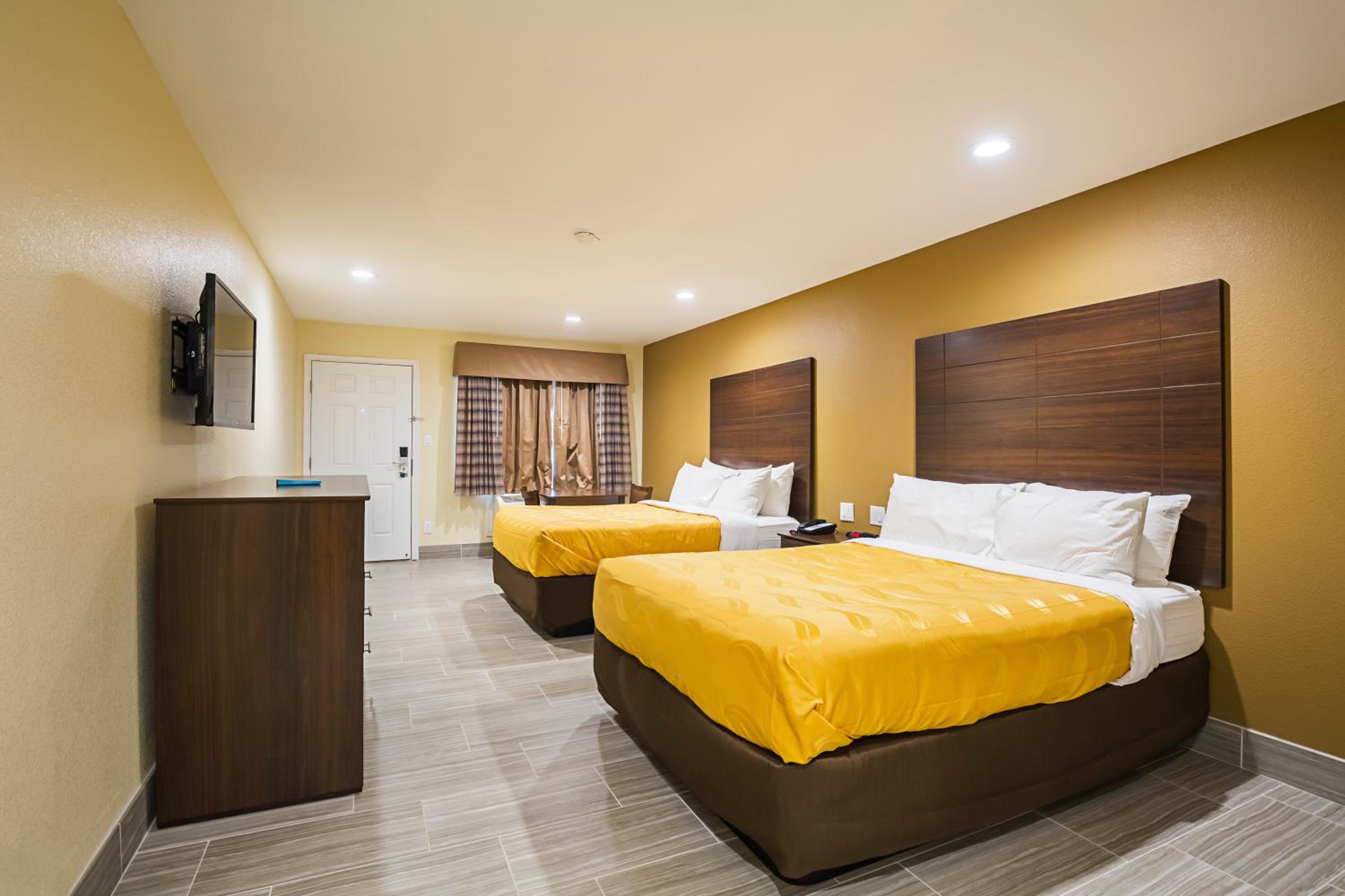 Queen Room with Two Queen Beds - Non-Smoking - Photo 8