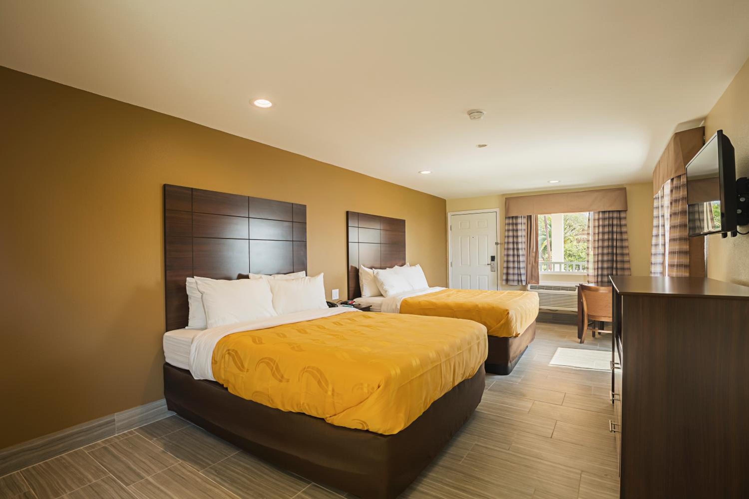 Queen Room with Two Queen Beds - Non-Smoking - Photo 9