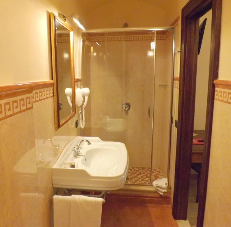 Classic Triple Room - Photo 6