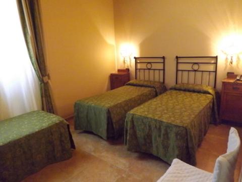 Classic Triple Room - Photo 1