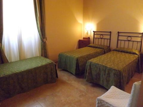 Classic Triple Room - Photo 2