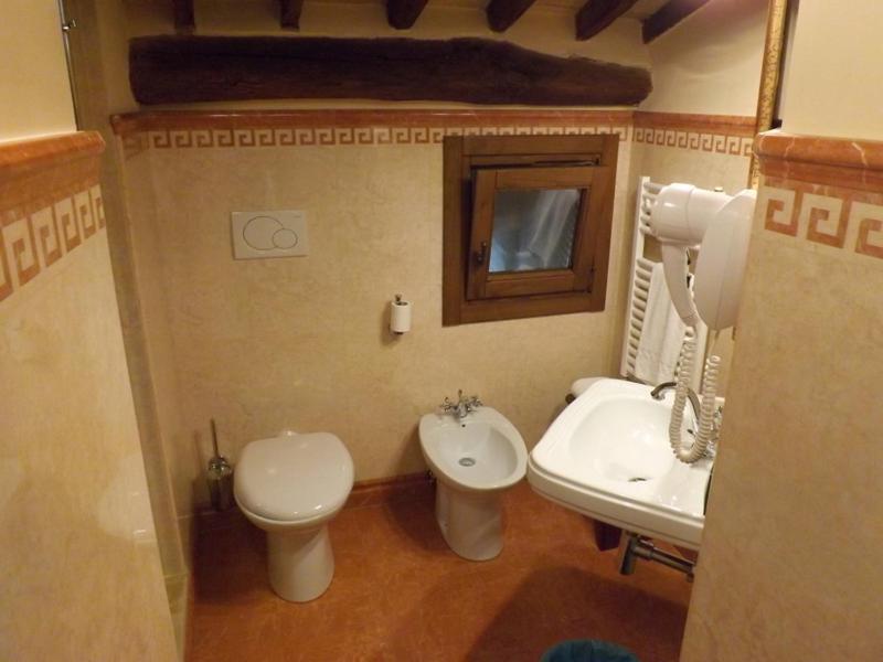 Classic Double or Twin Room - Photo 7
