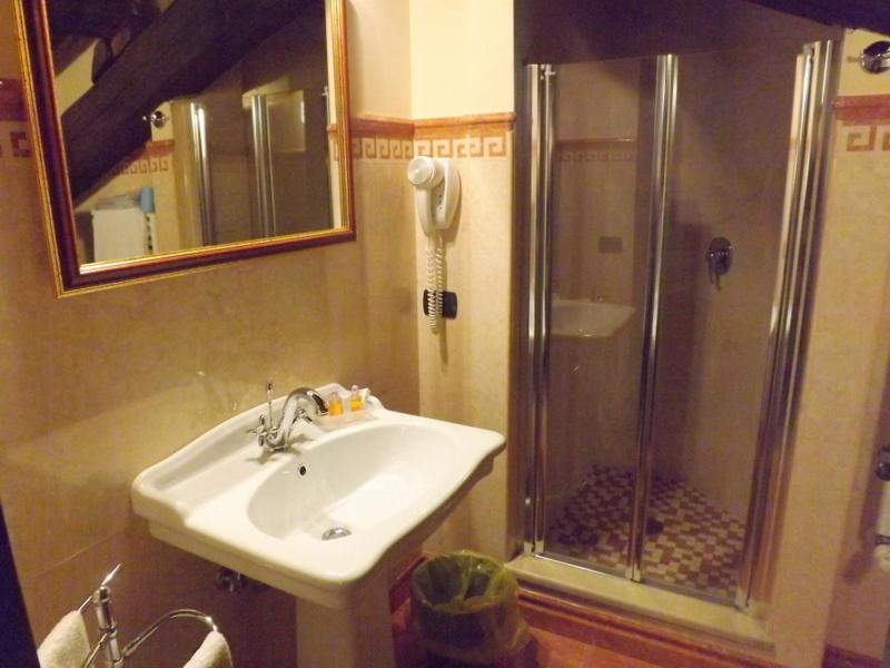 Classic Double or Twin Room - Photo 10