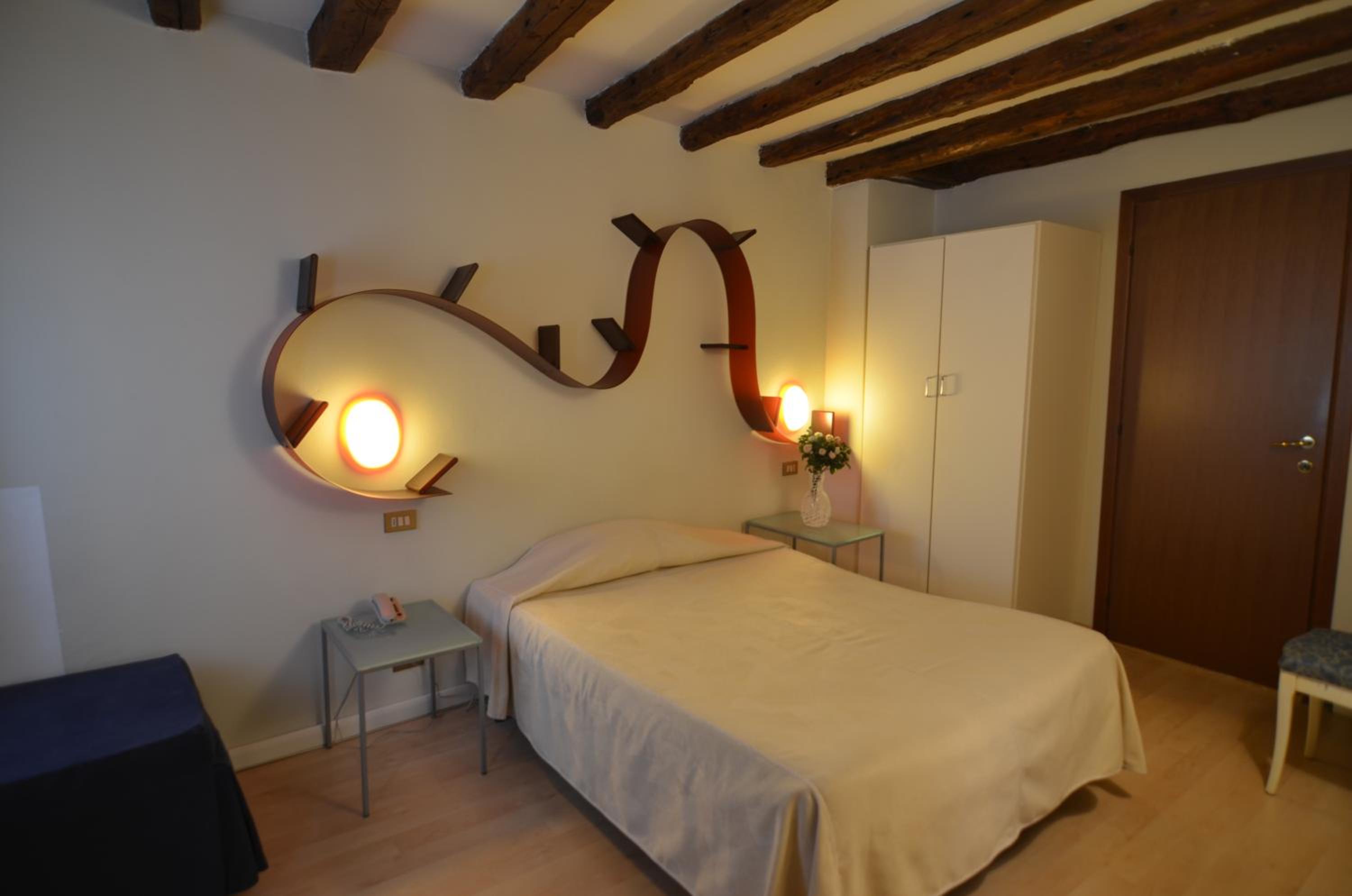 Single Room with Private Bathroom photo 2