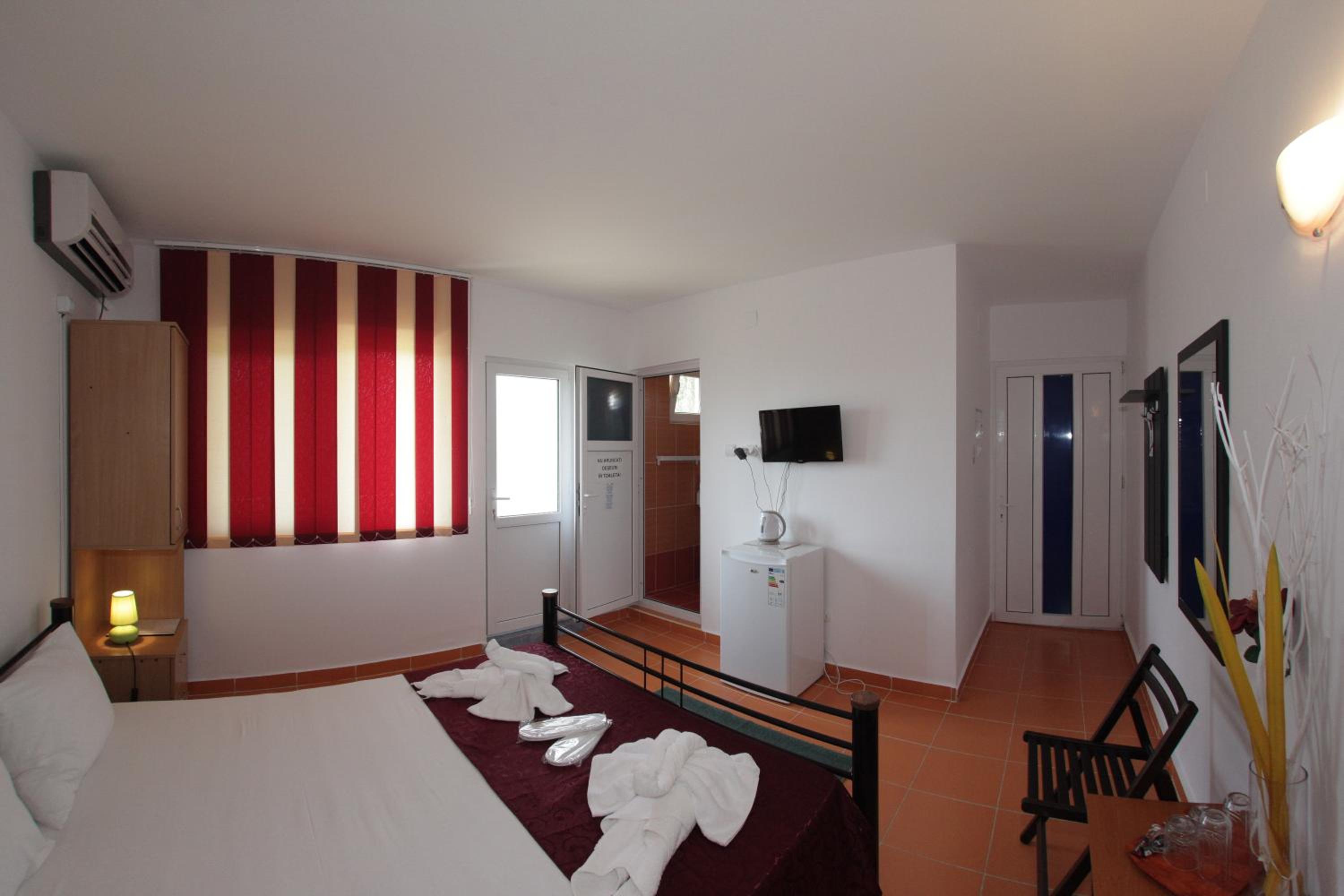 Double Room with Balcony - Photo 10