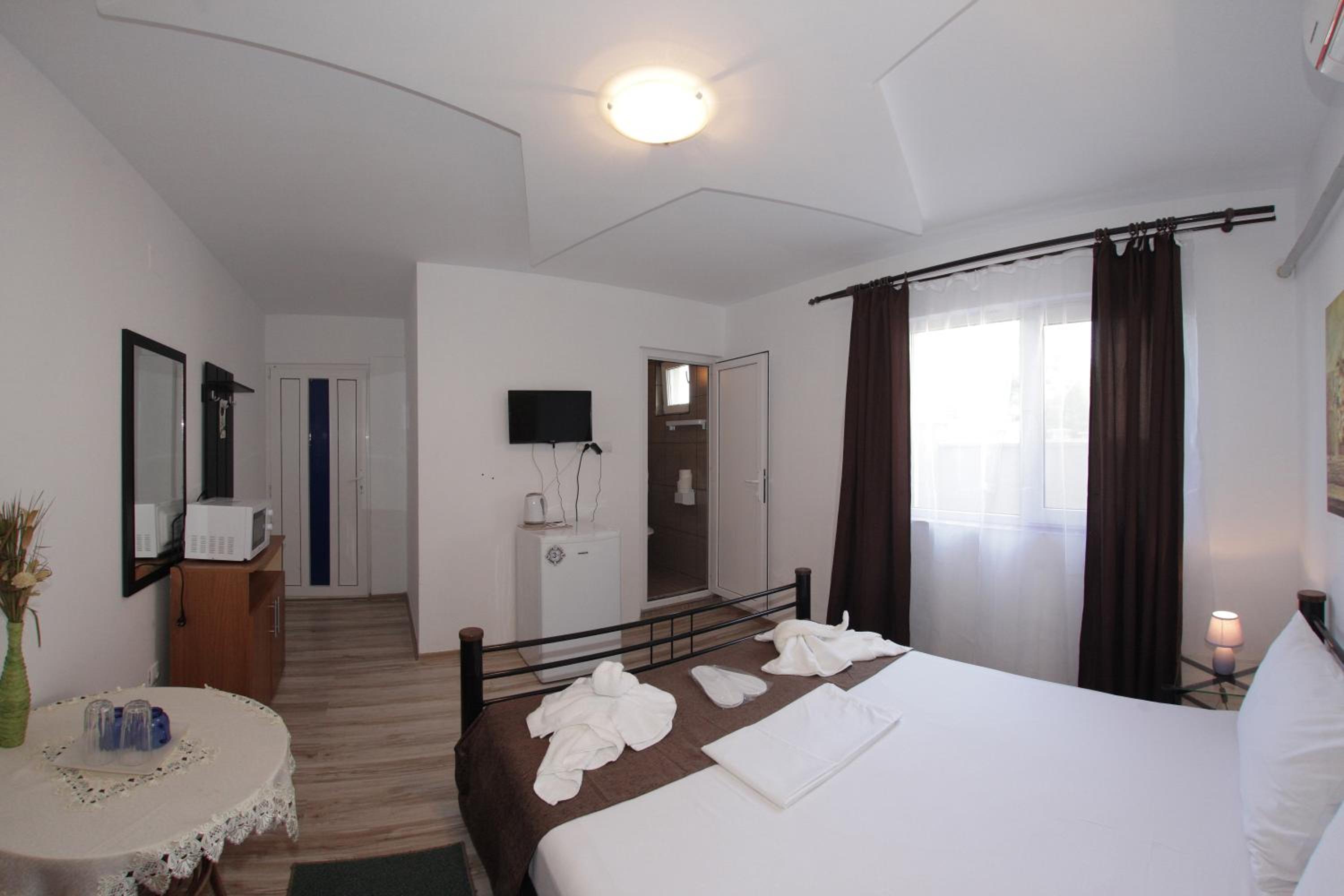 Double Room - Photo 10
