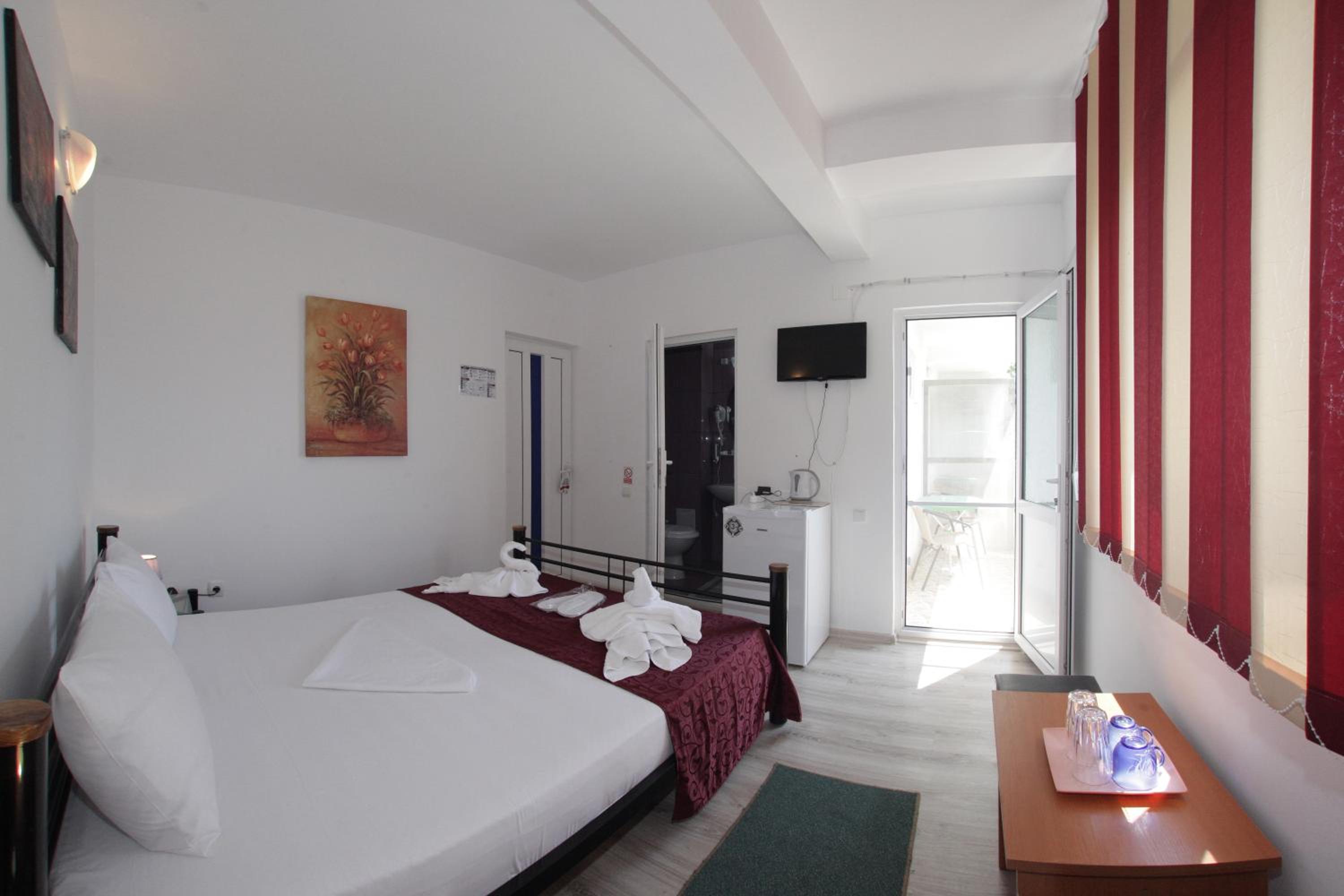 Double Room with Balcony - Photo 7