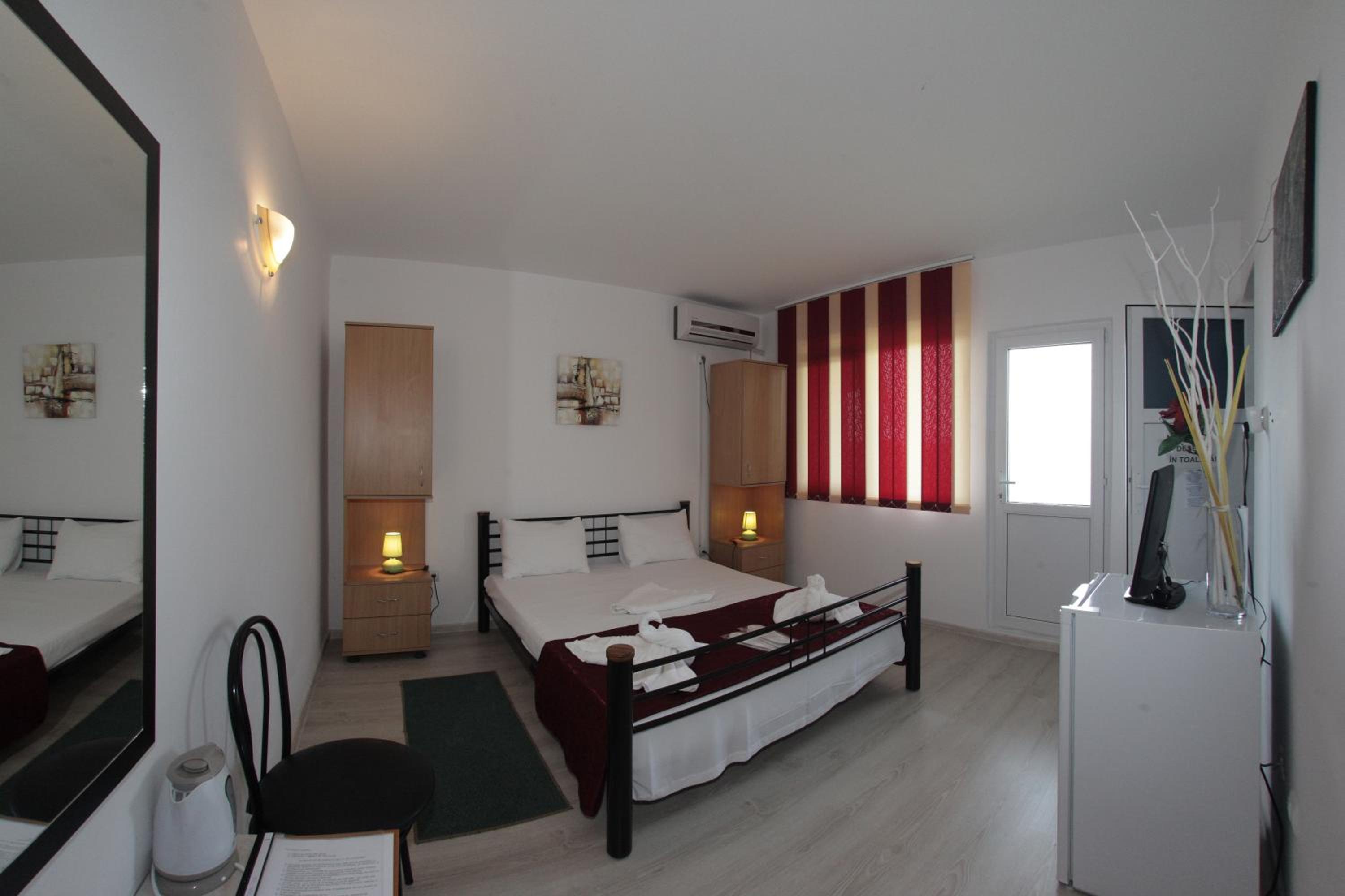 Double Room with Balcony - Photo 2