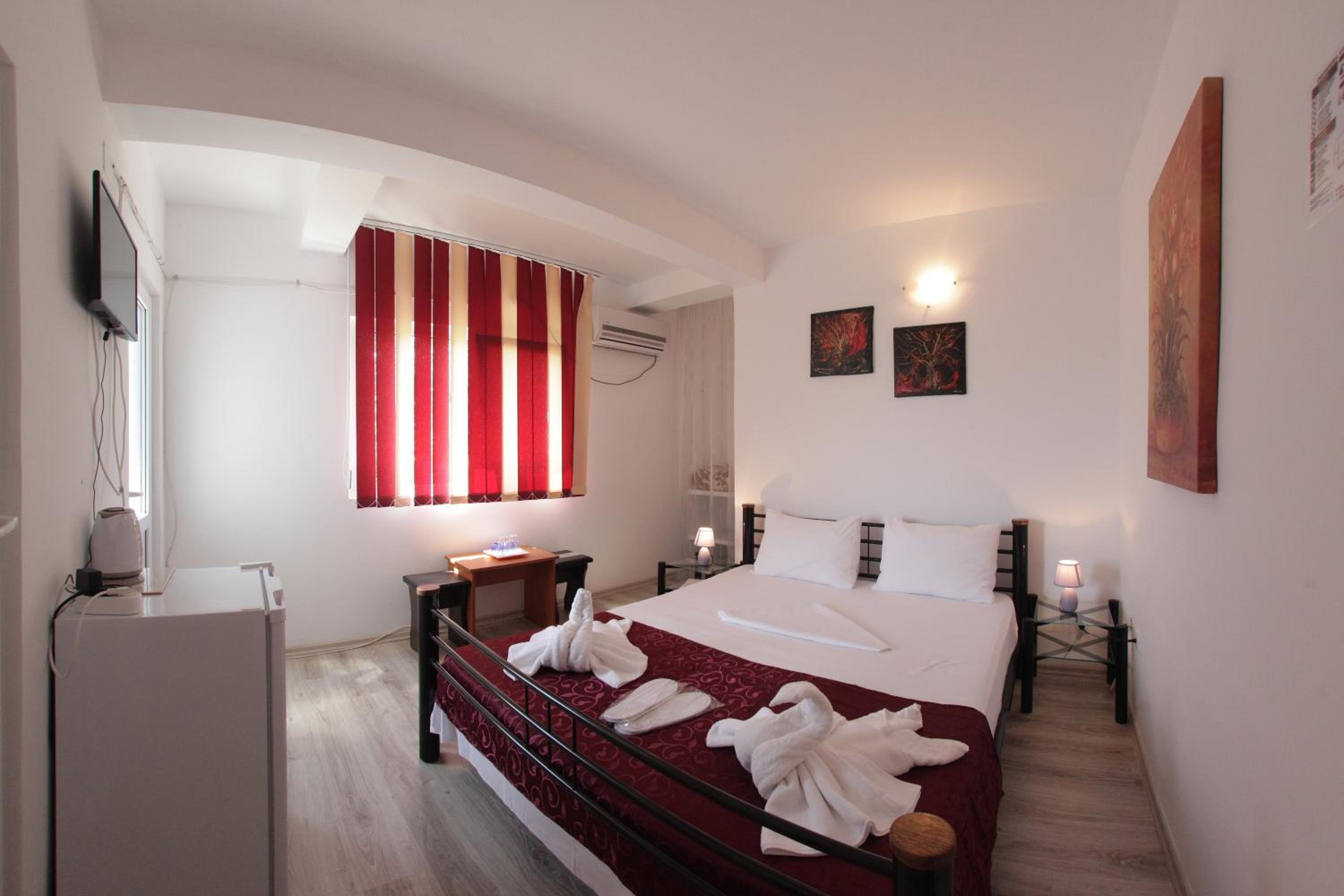 Double Room with Balcony - Photo 3