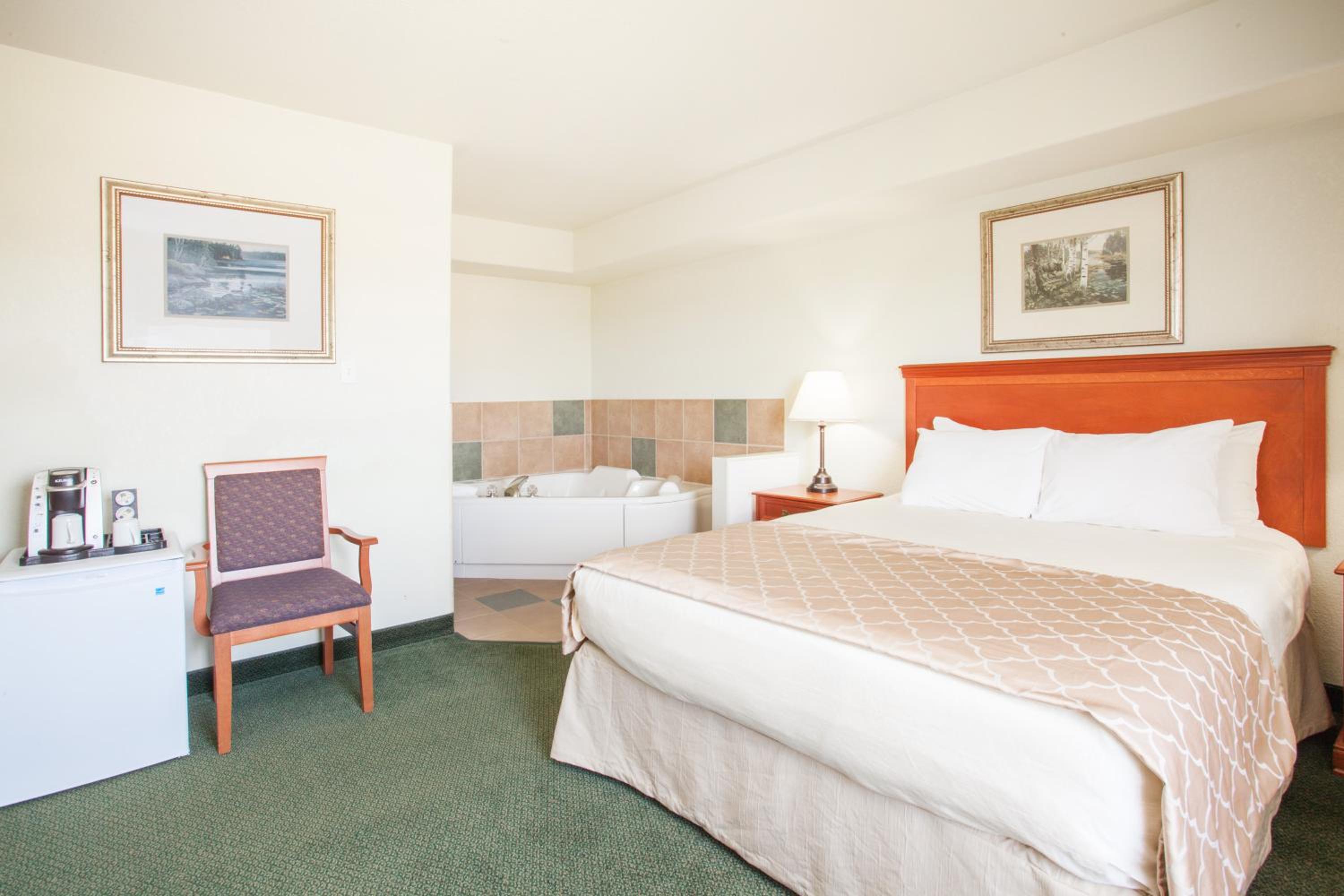 Queen Suite with Spa Bath - Non-Smoking