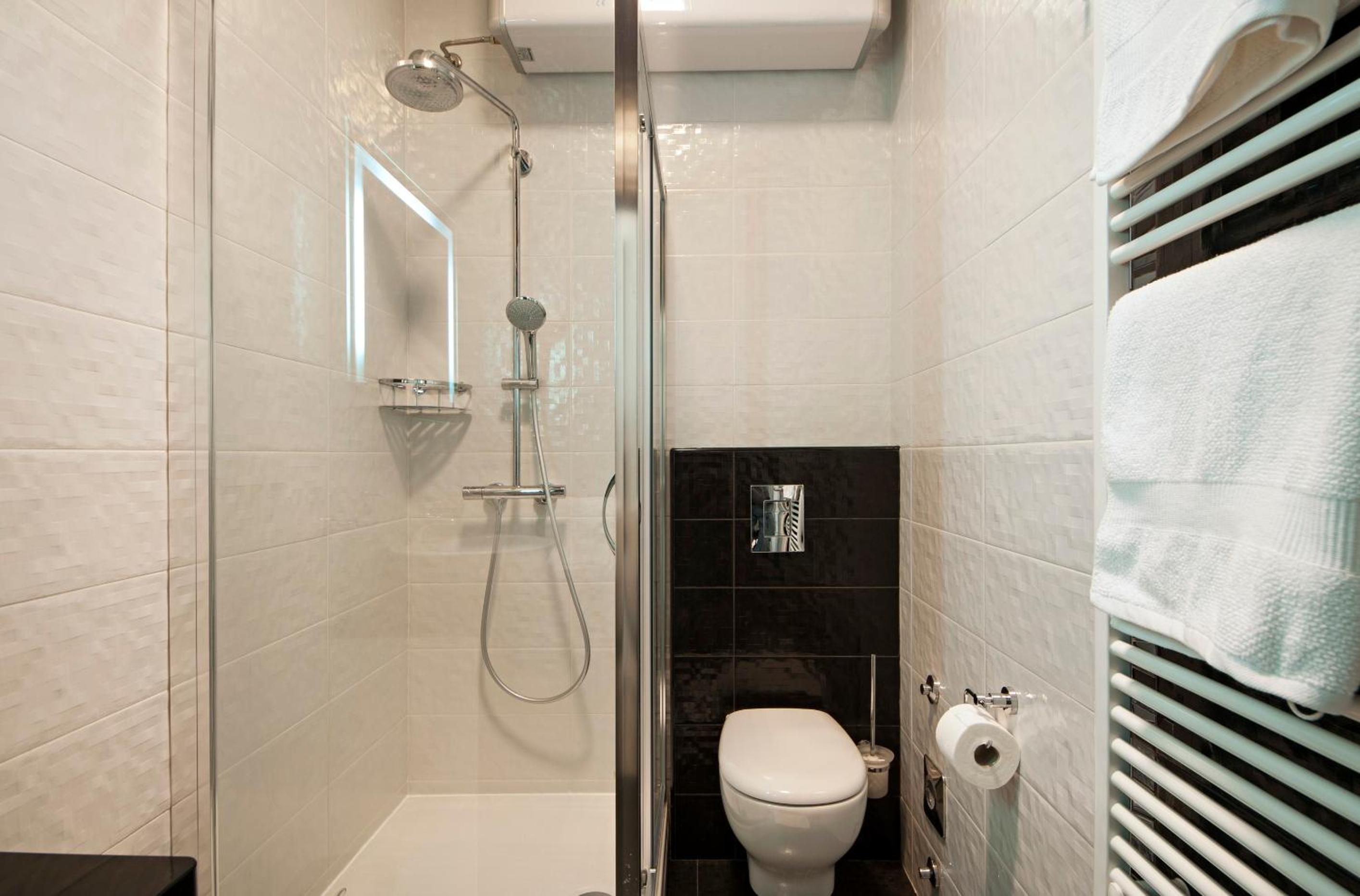 One-Bedroom Apartment with Street View - Photo 4