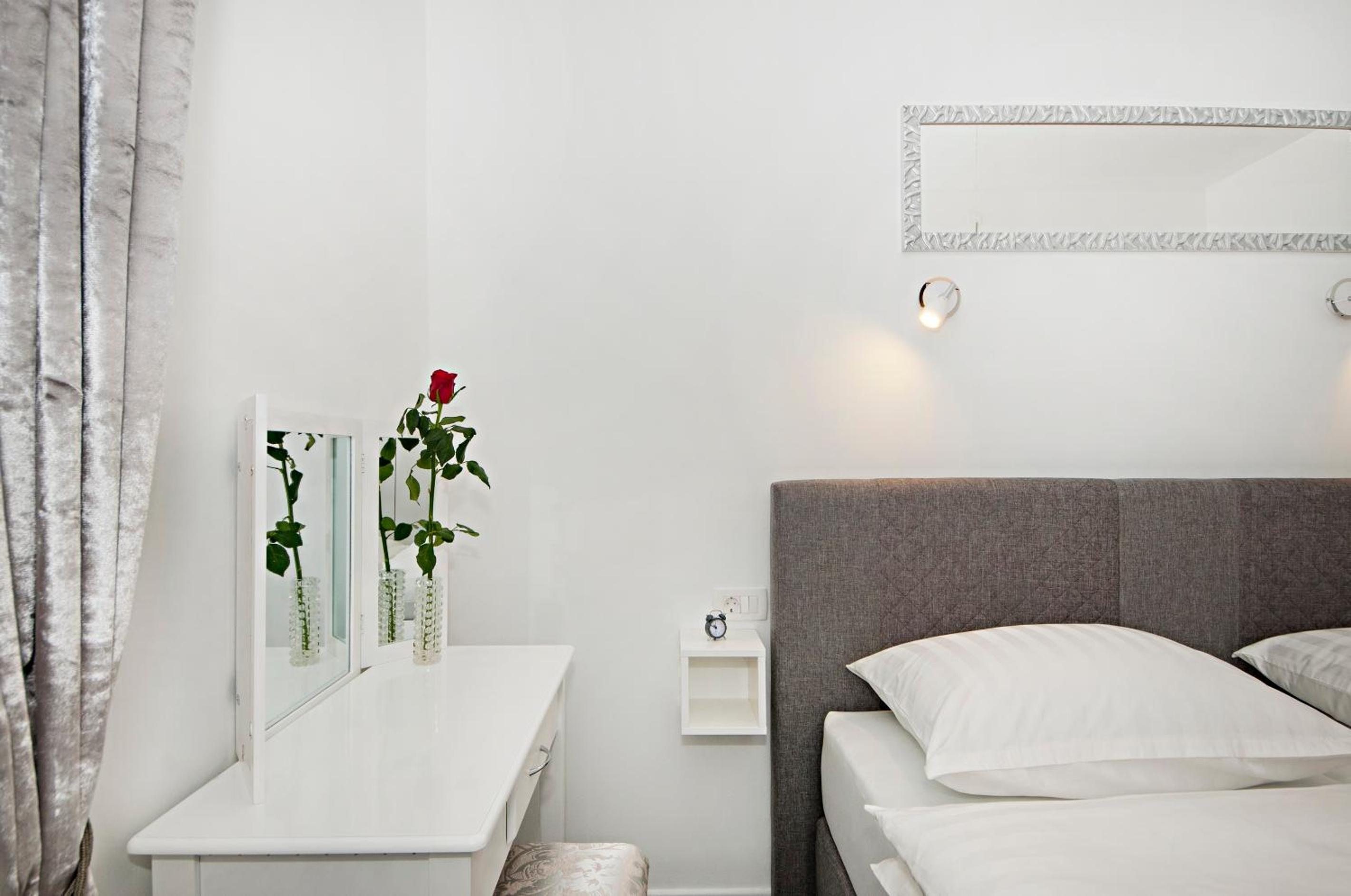 One-Bedroom Apartment with Street View - Photo 5