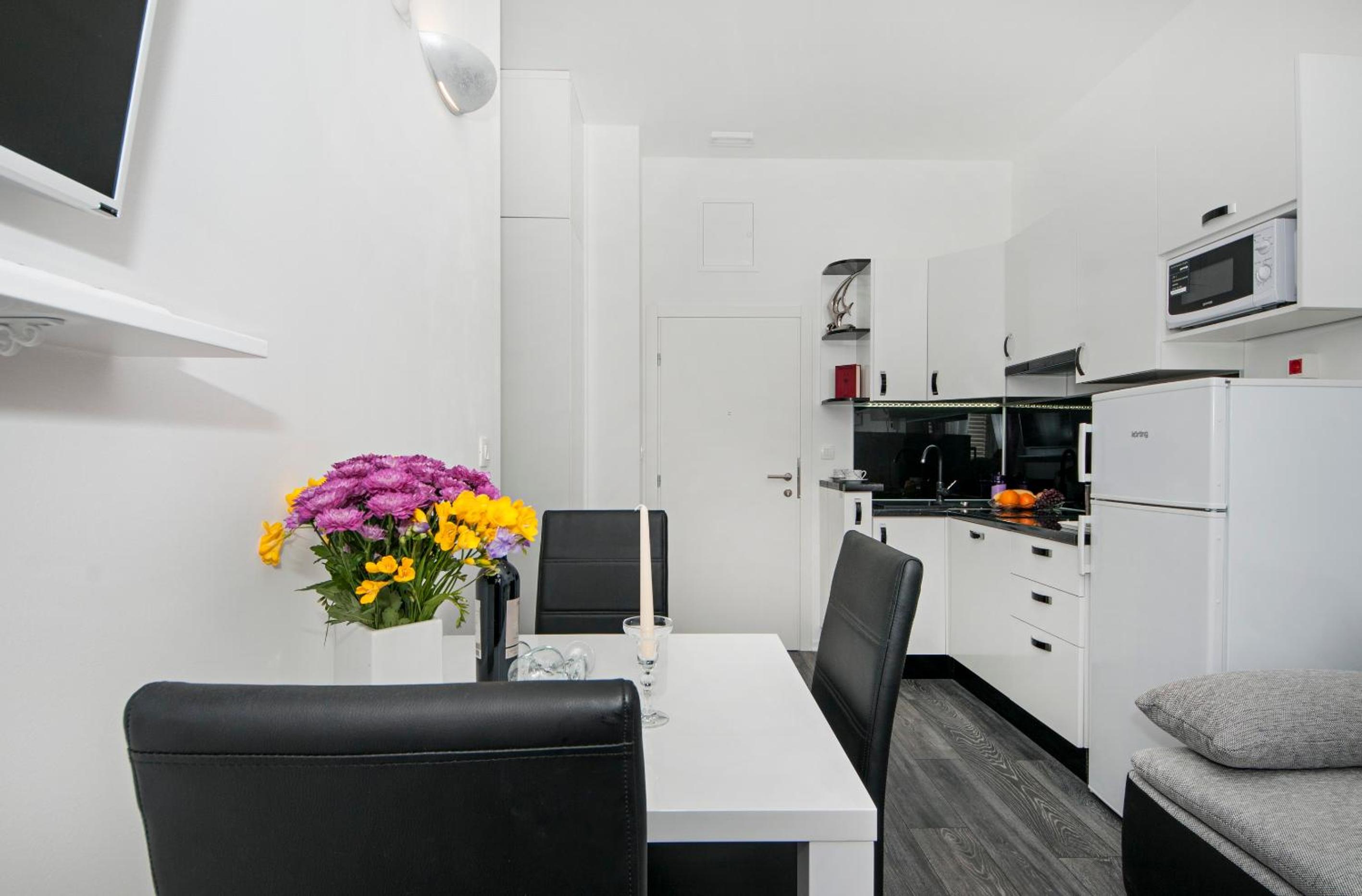 One-Bedroom Apartment with Street View - Photo 6