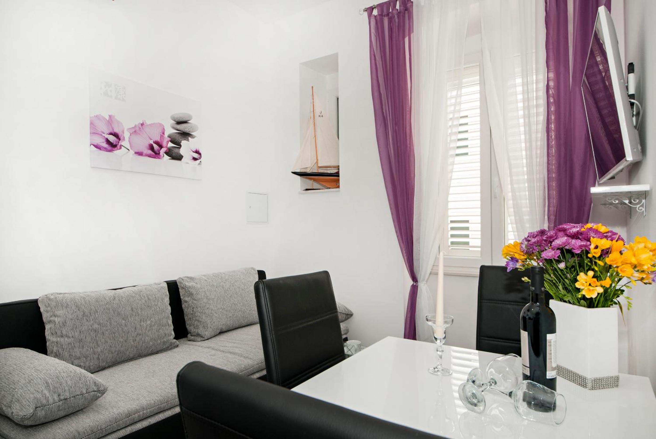 One-Bedroom Apartment with Street View - Photo 7