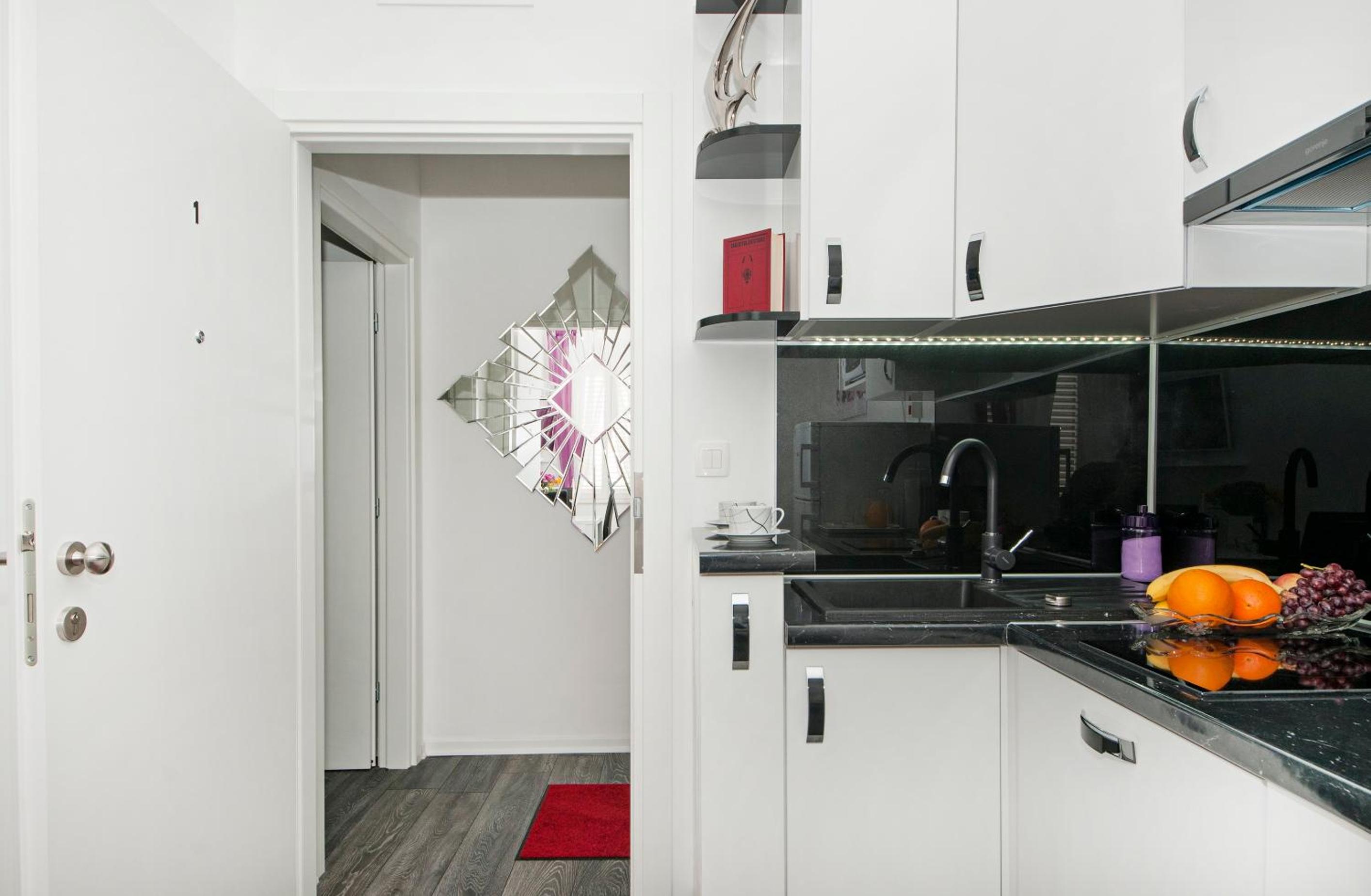 One-Bedroom Apartment with Street View - Photo 8