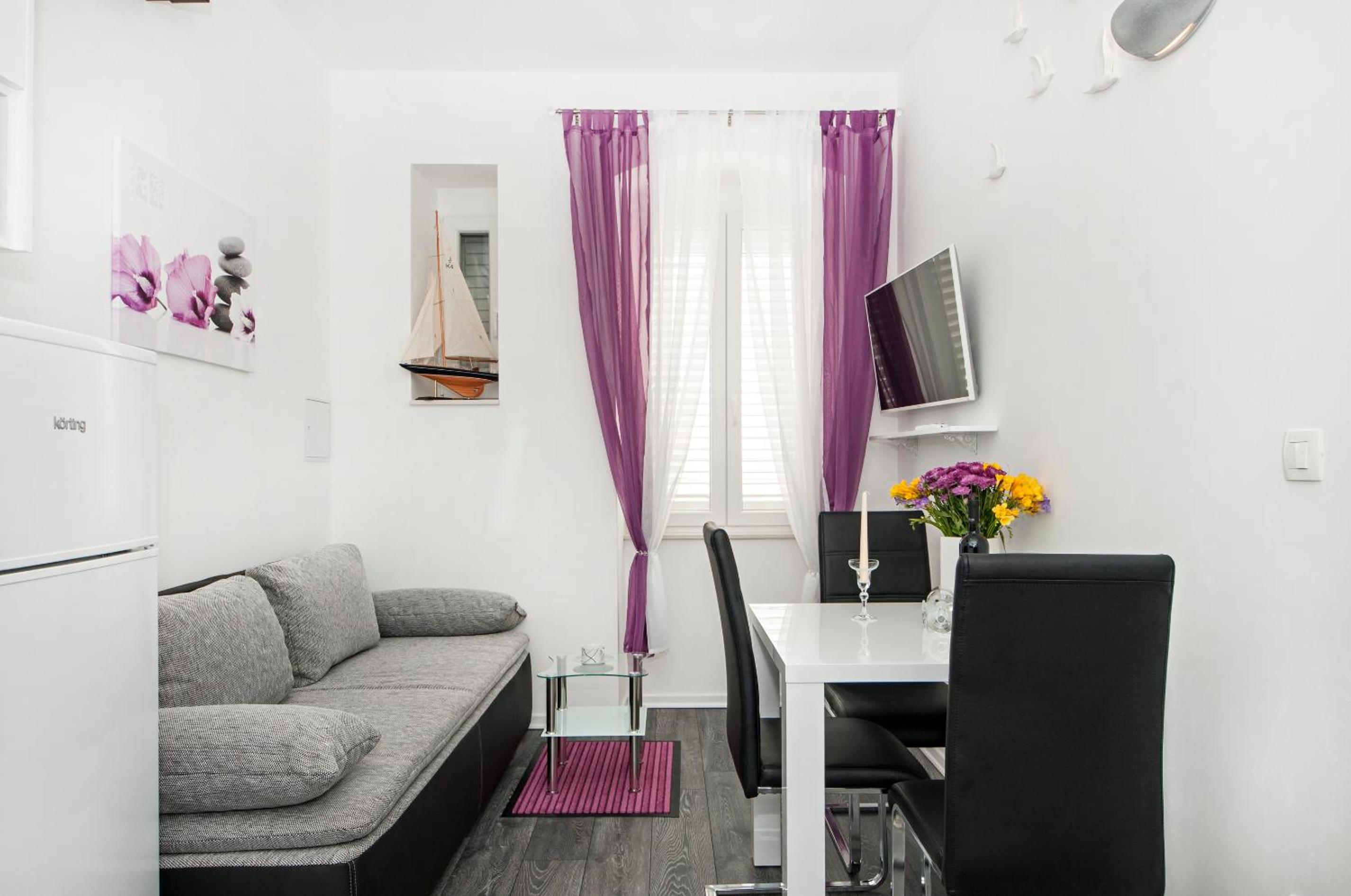 One-Bedroom Apartment with Street View - Photo 9