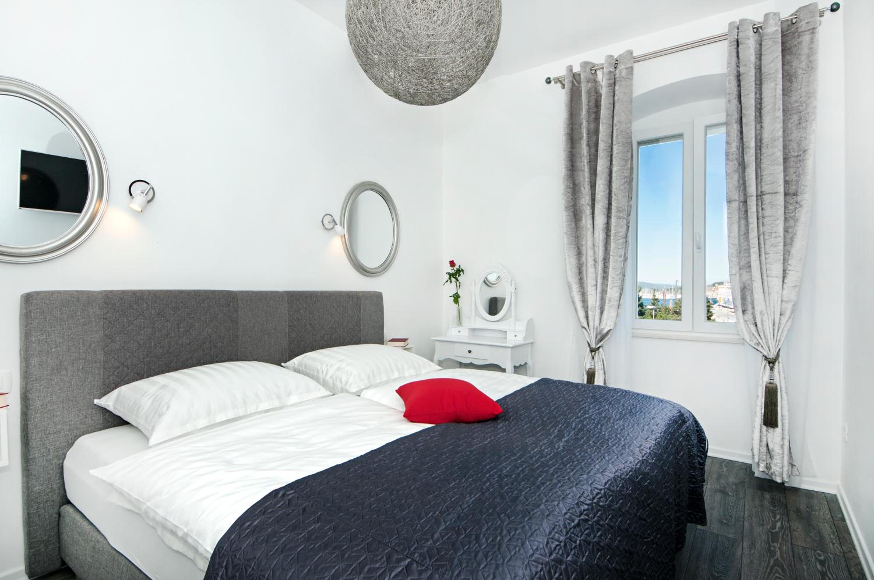 One-Bedroom Apartment with Balcony and Sea View photo 1