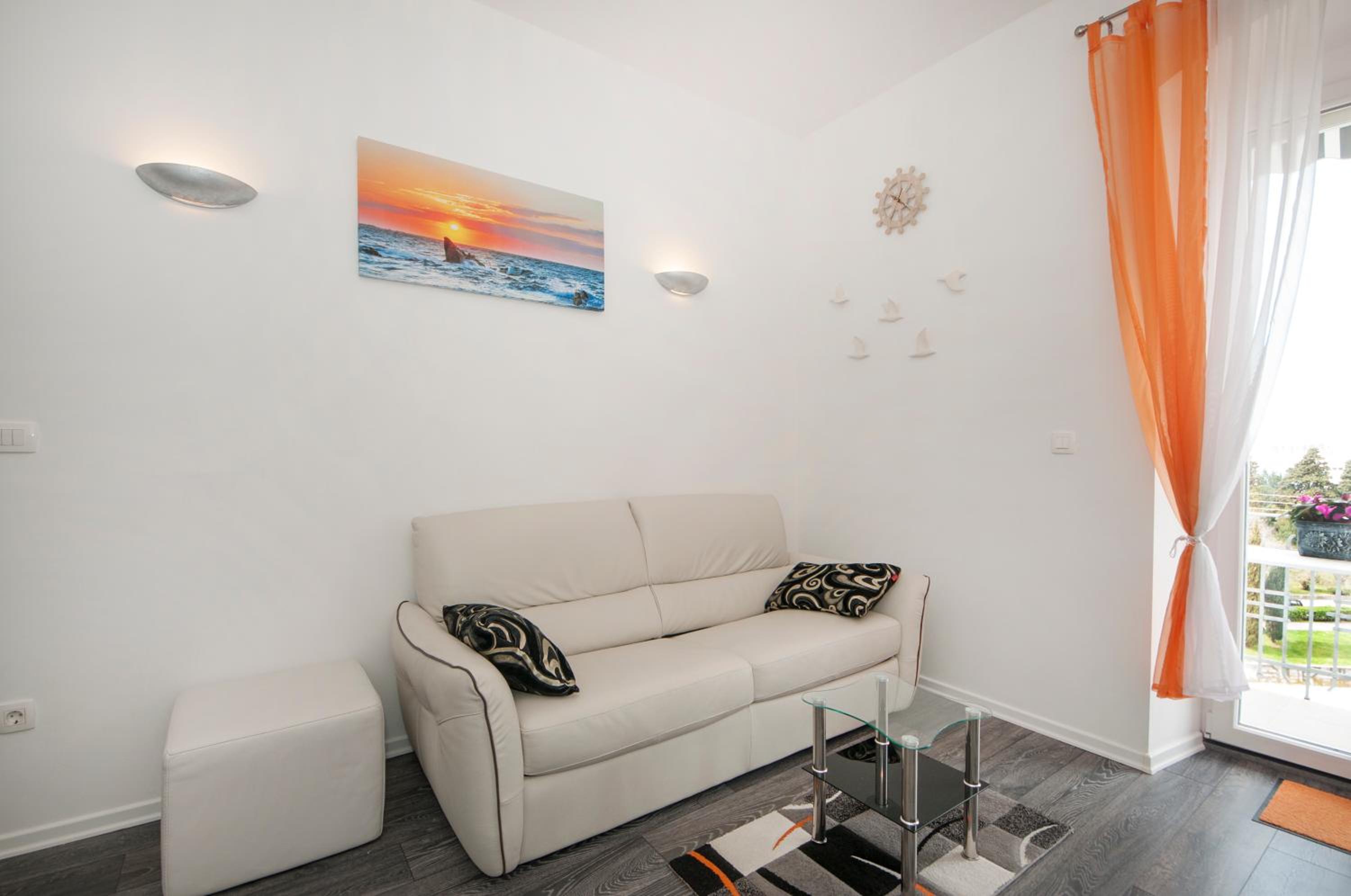 One-Bedroom Apartment with Balcony and Sea View photo 2