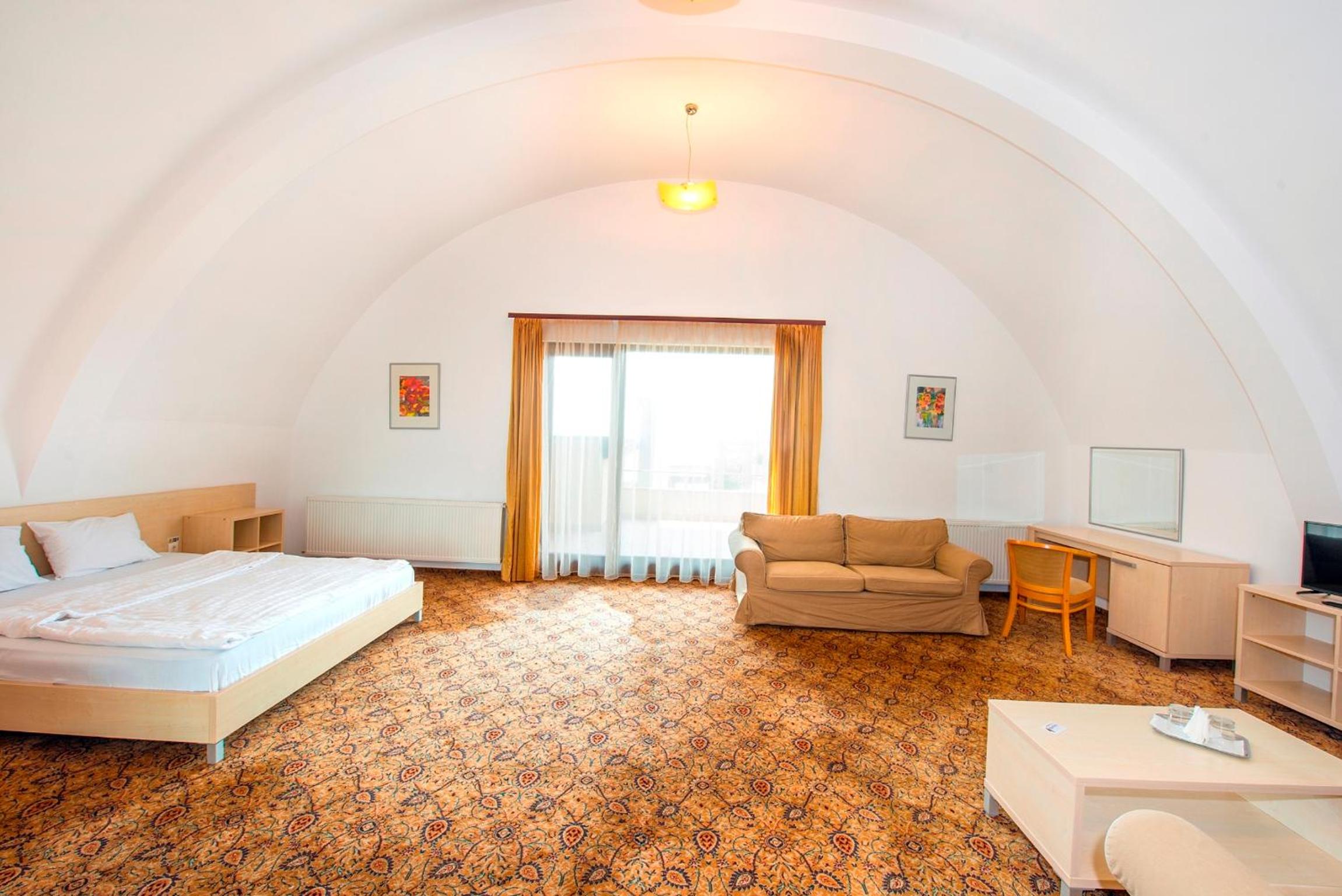 Suite with Balcony - Photo 10