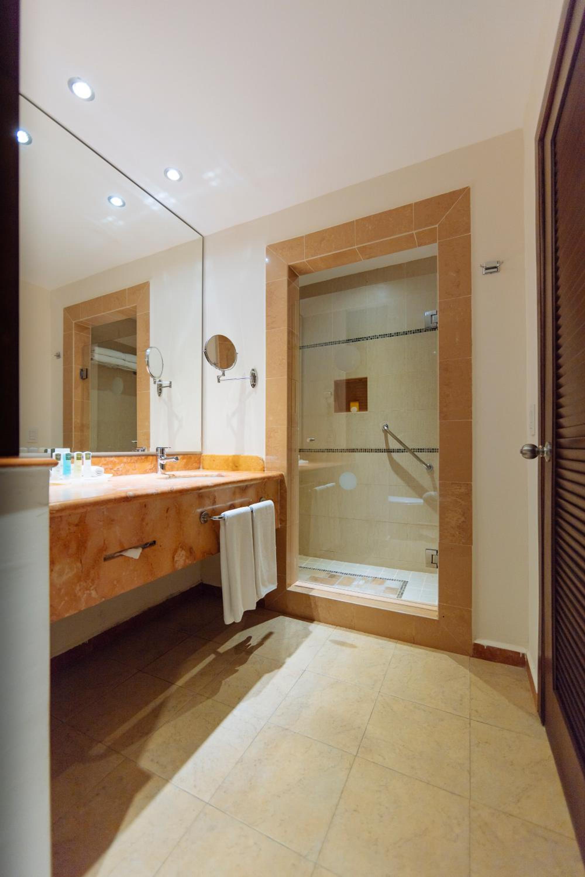 Luxury Room (Royal Level) thumbnail 6