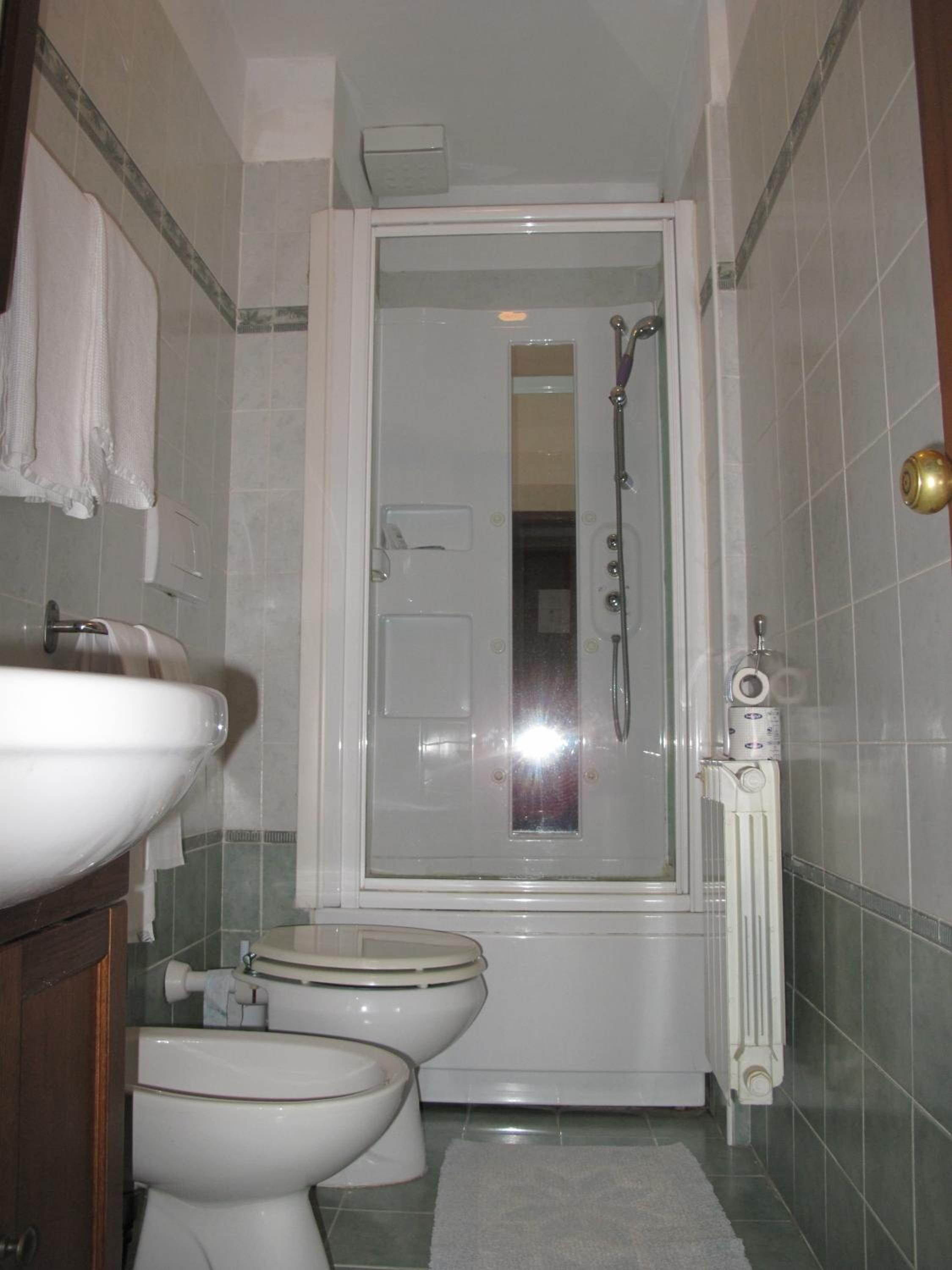 Double Room with Private Bathroom - Photo 2