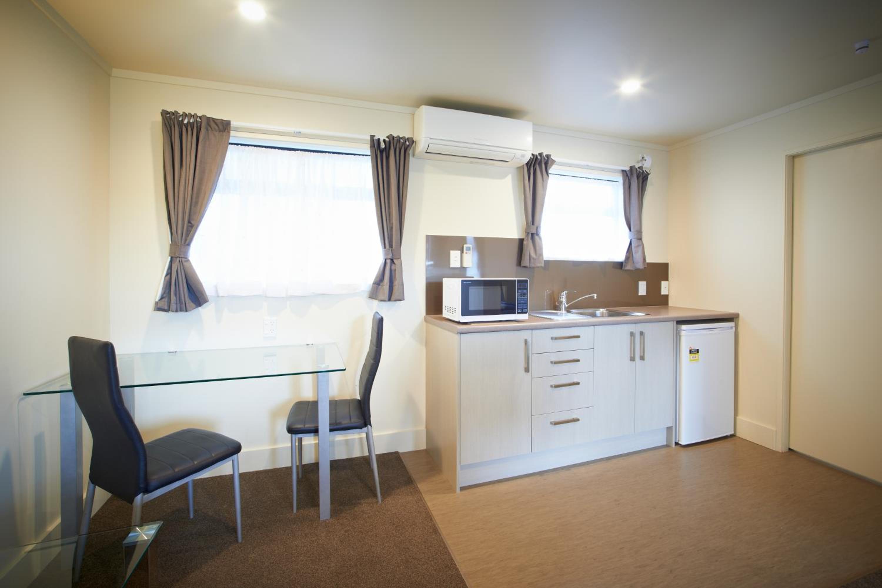 Executive One-Bedroom Apartment - 1 Queen and 2 Single Beds photo 3
