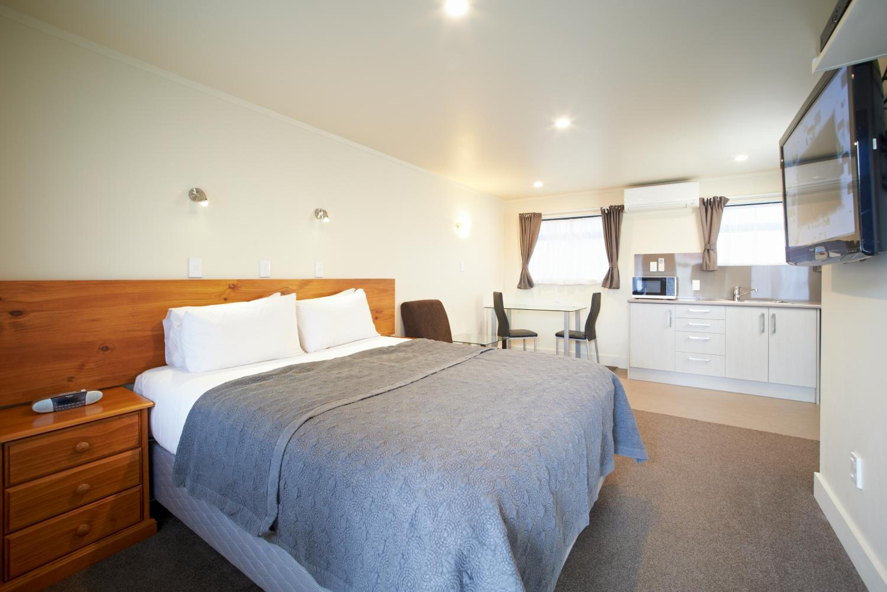 Executive One-Bedroom Apartment - 1 Queen and 2 Single Beds