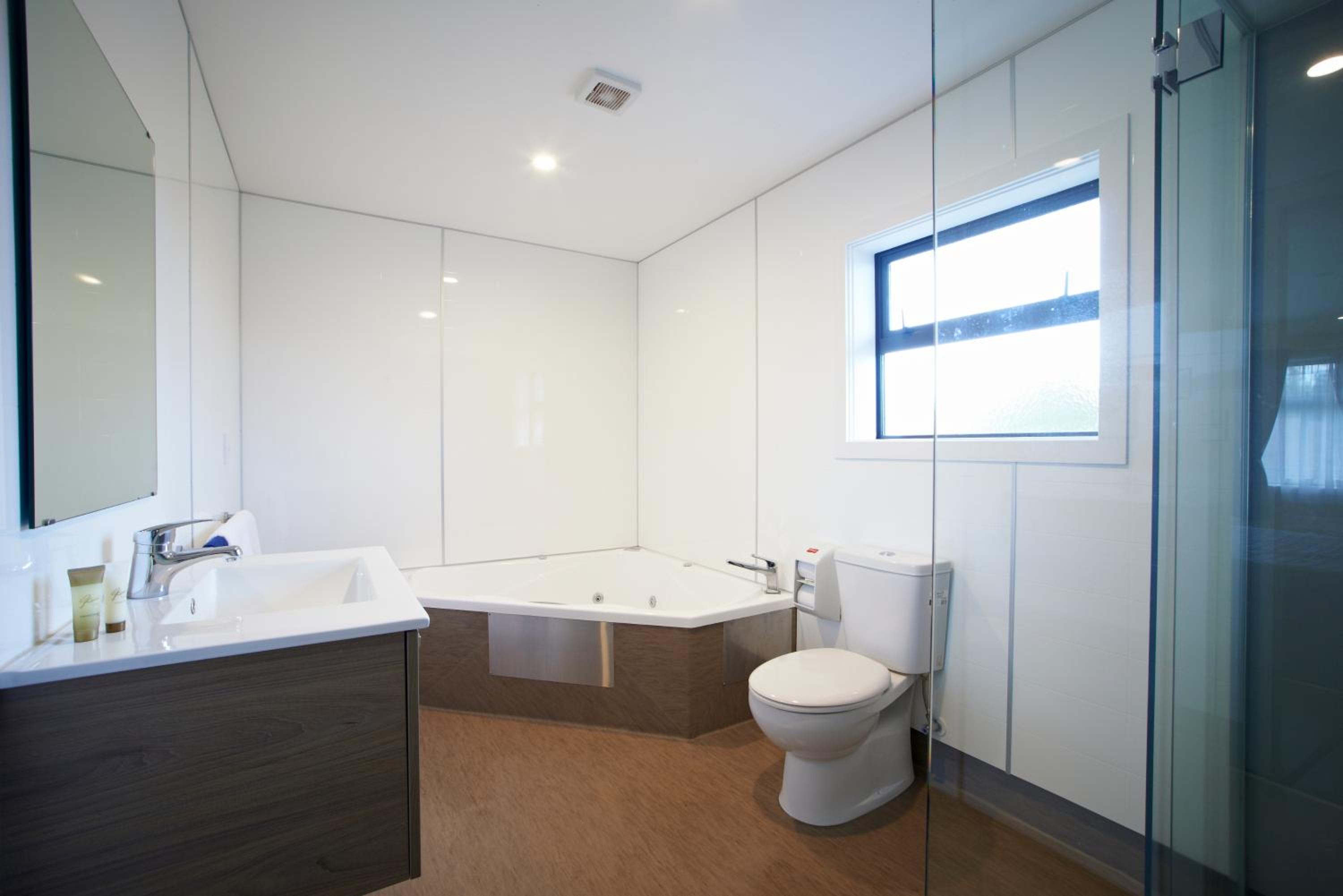 Executive King Studio with Spa Bath photo 2