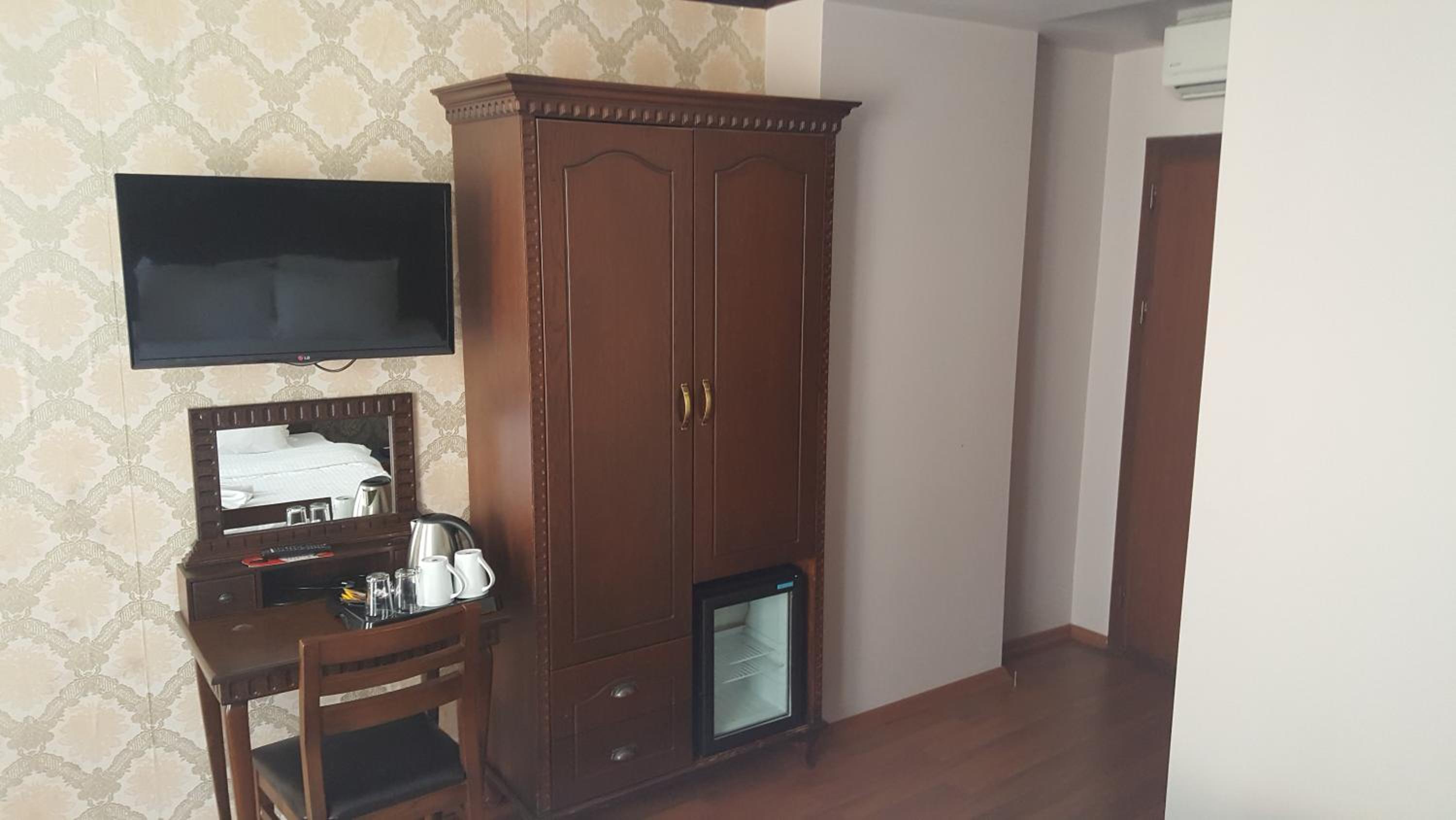 Deluxe Triple Room with Partial Sea View photo 2