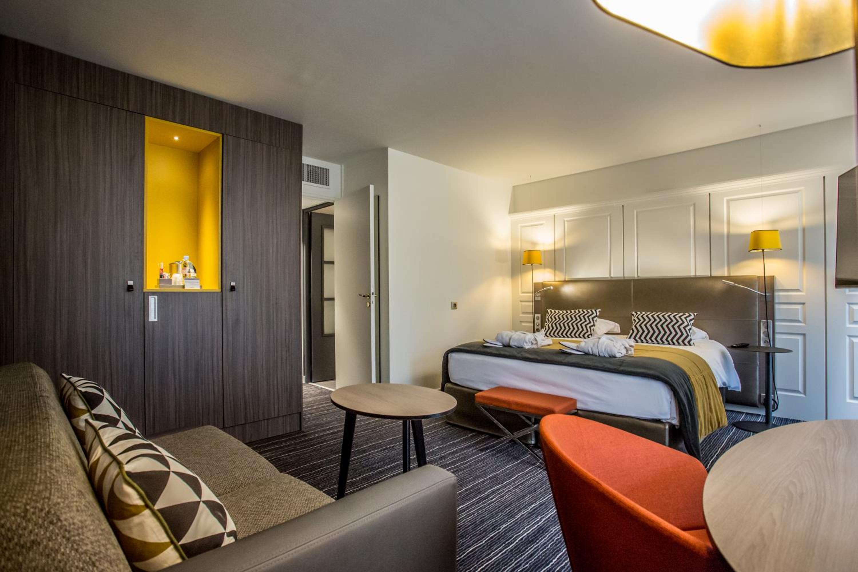Privilege Room with 1 Double Bed and 1 Sofa Bed - Photo 7