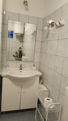 Studio Apartment with Balcony - Photo 4