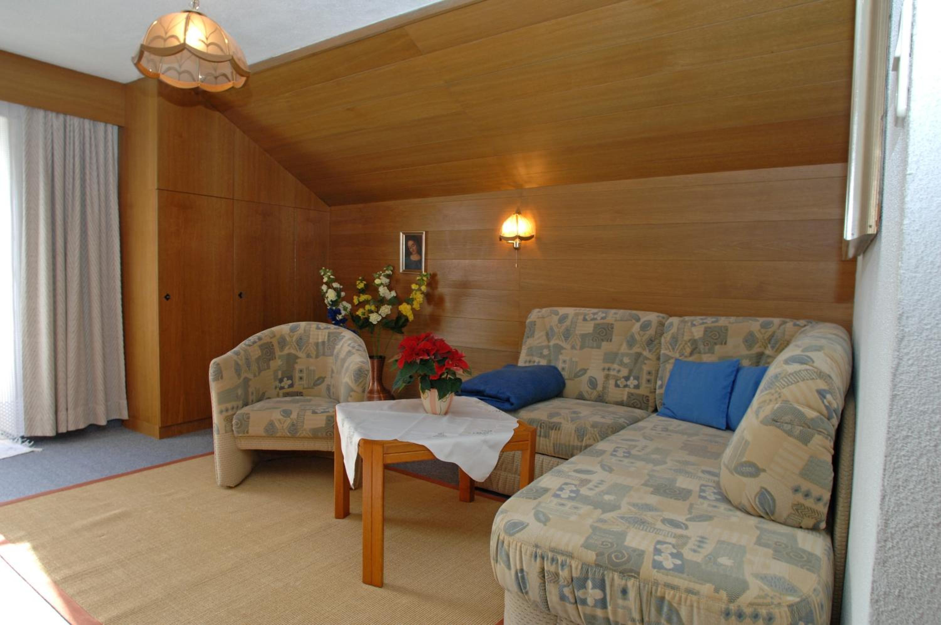 Comfort One-Bedroom Apartment with Mountain View photo 2