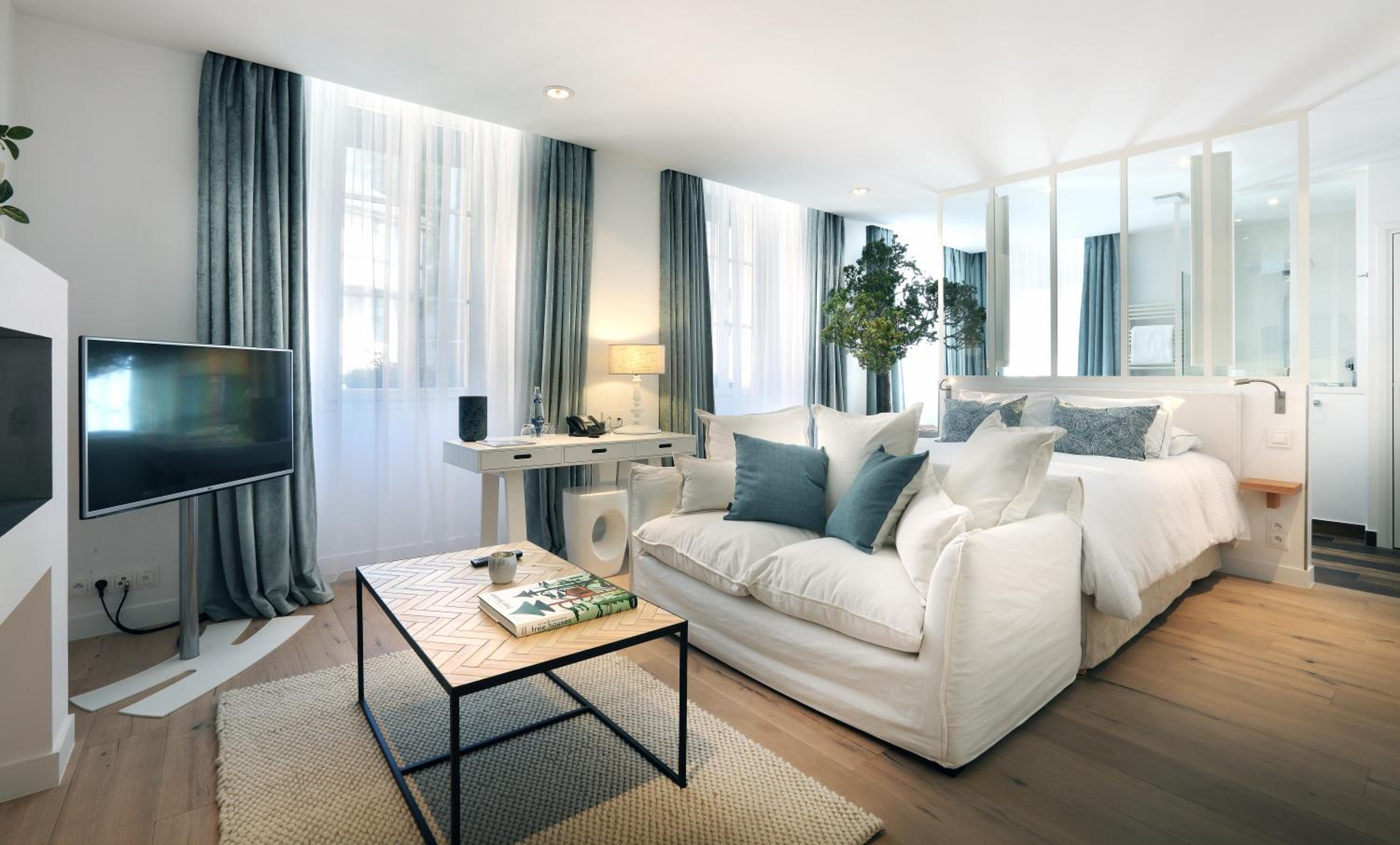 Executive Suite with Balcony - Photo 1