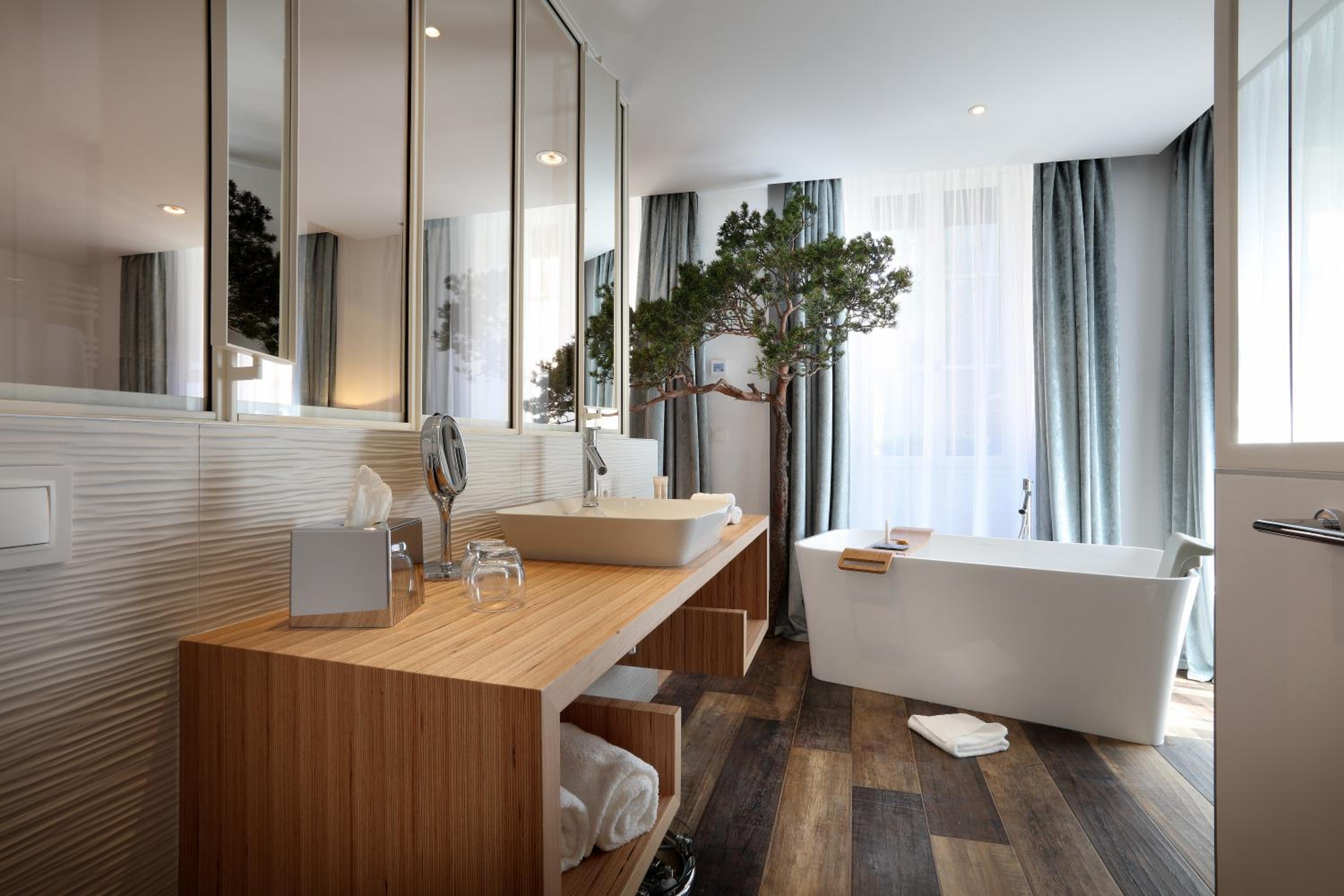 Executive Suite with Balcony - Photo 14