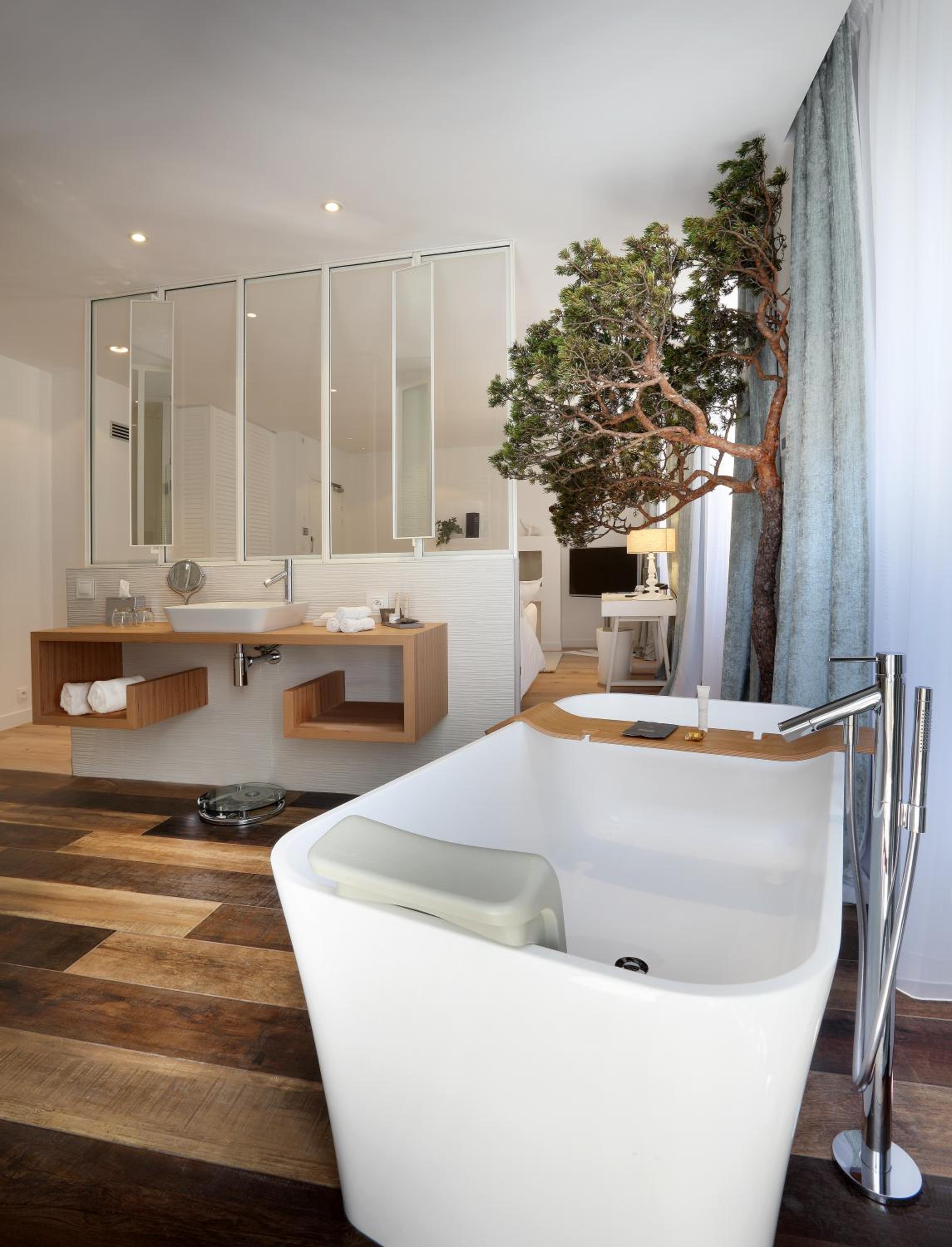 Executive Suite with Balcony - Photo 13