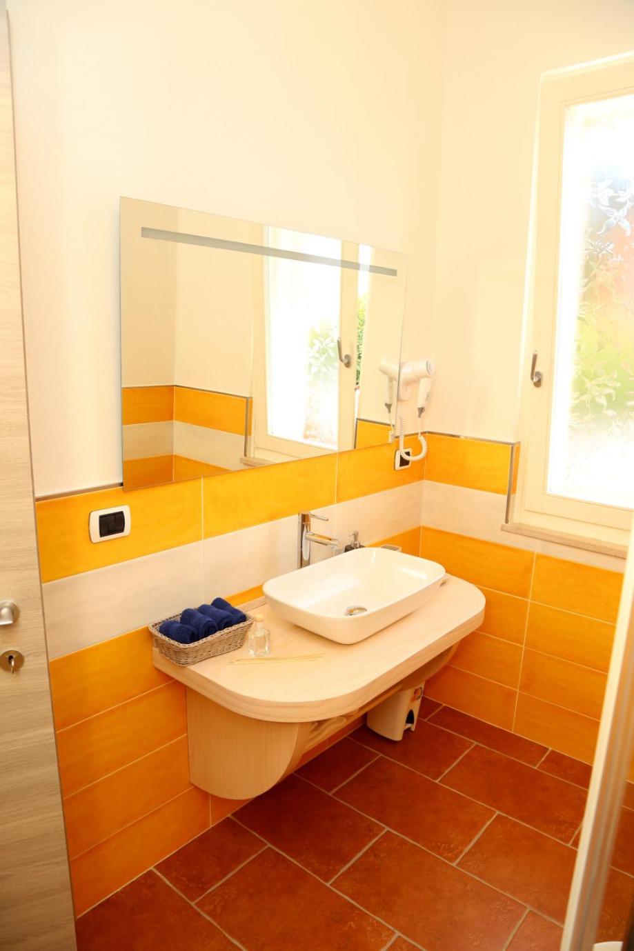 King Room with Balcony - Photo 5