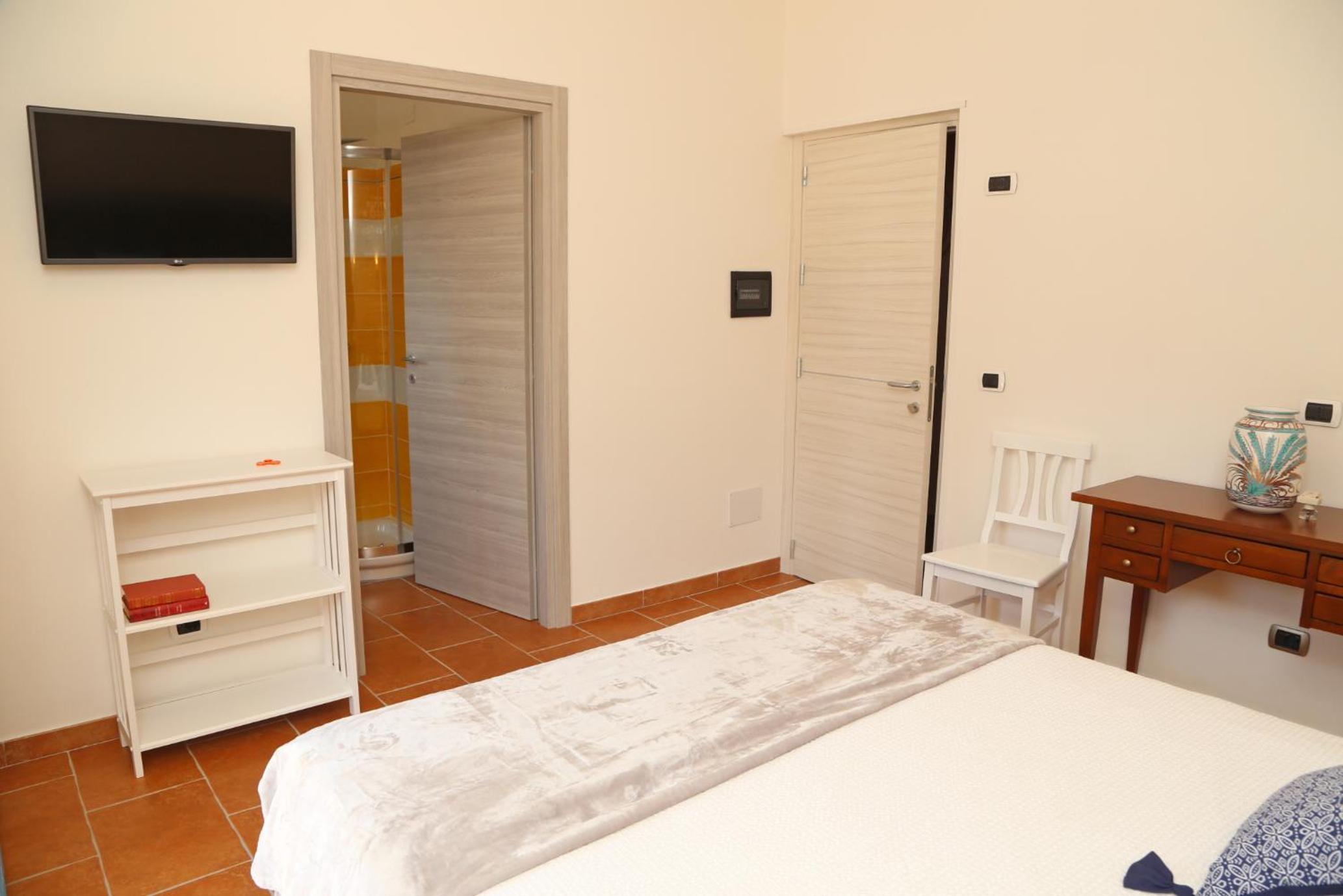 King Room with Balcony - Photo 1