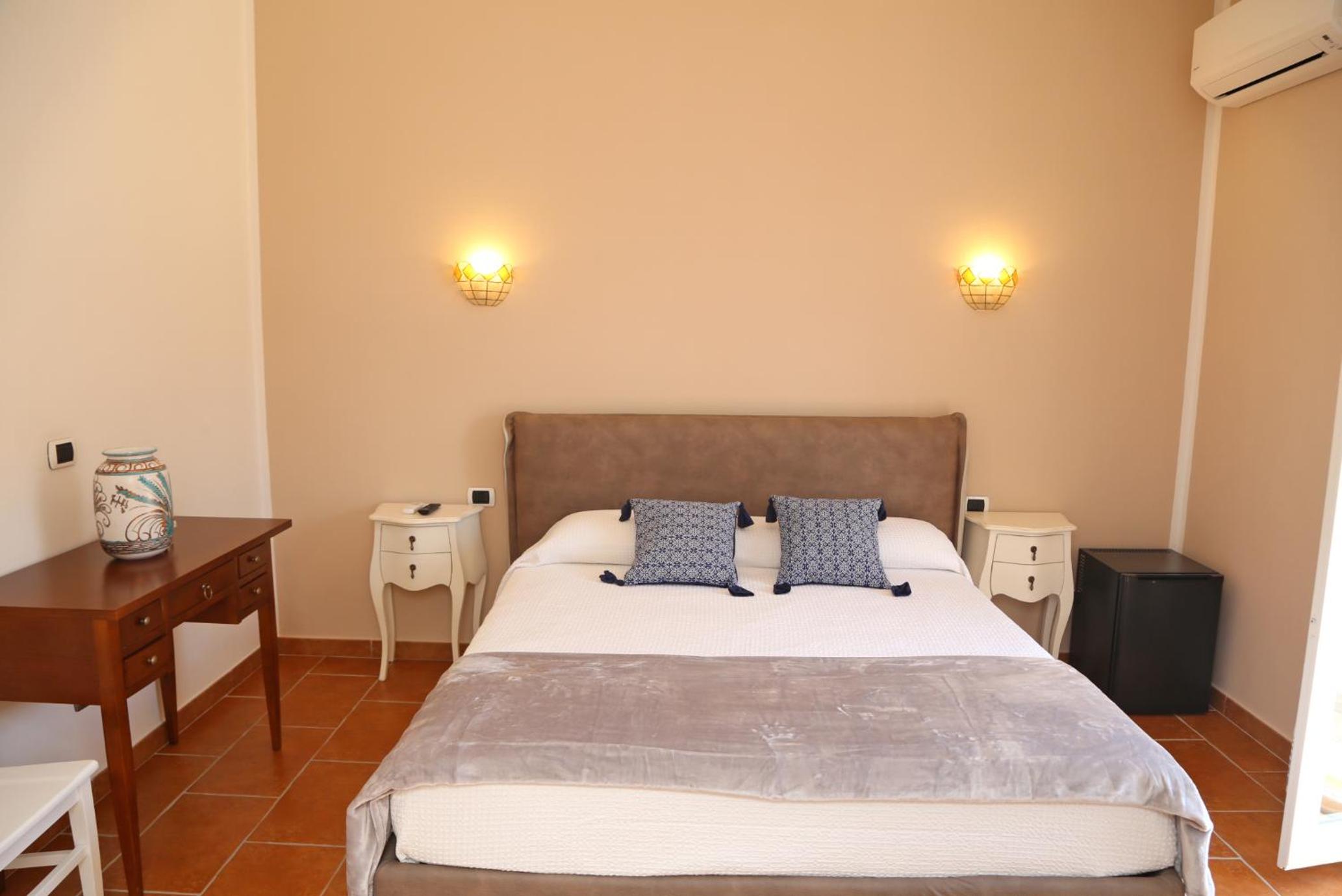 King Room with Balcony - Photo 3